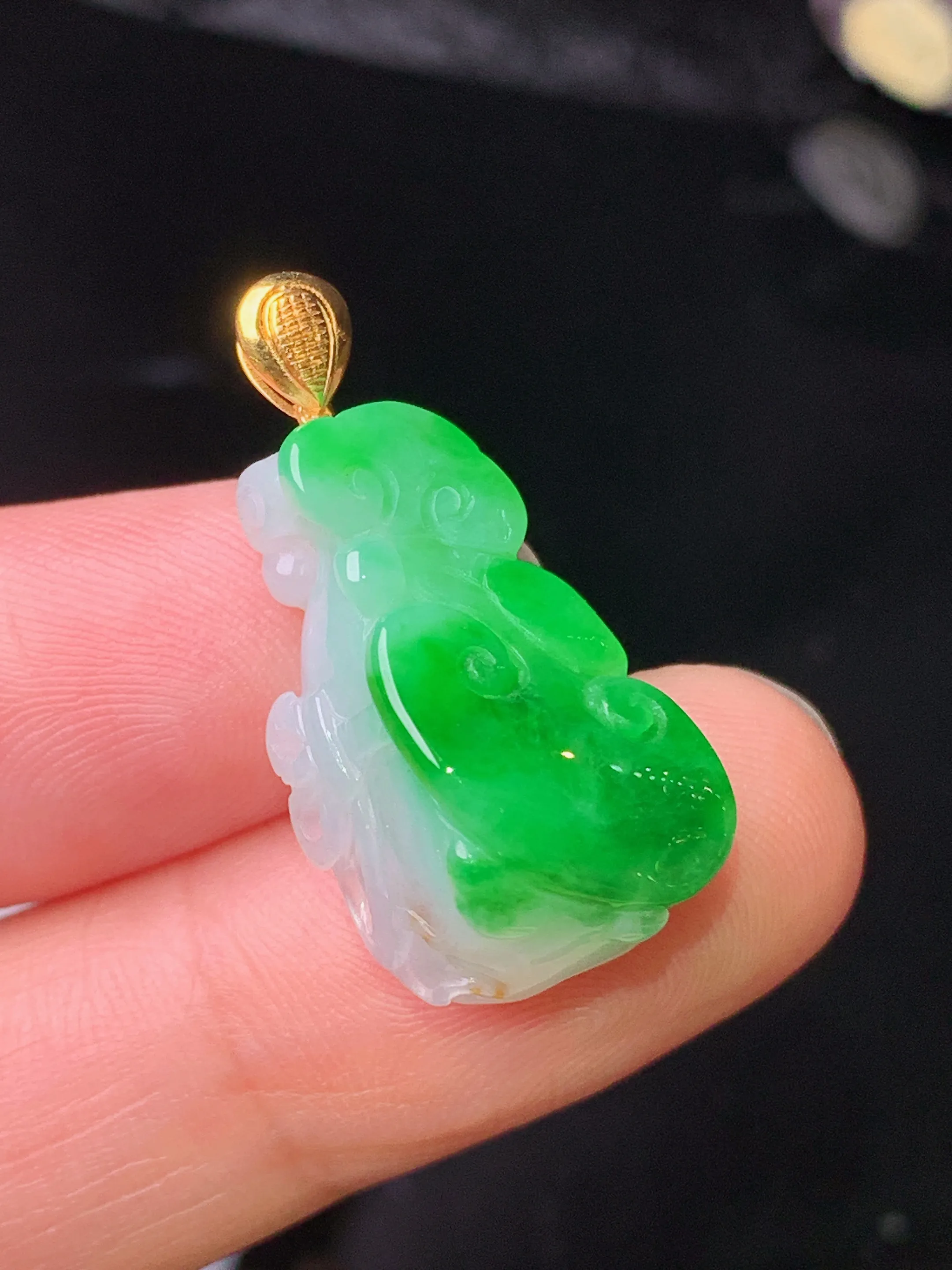 18k金镶嵌飘绿如意吊坠 玉质细腻 色泽清新艳丽 整体尺寸27*13.8*9.5