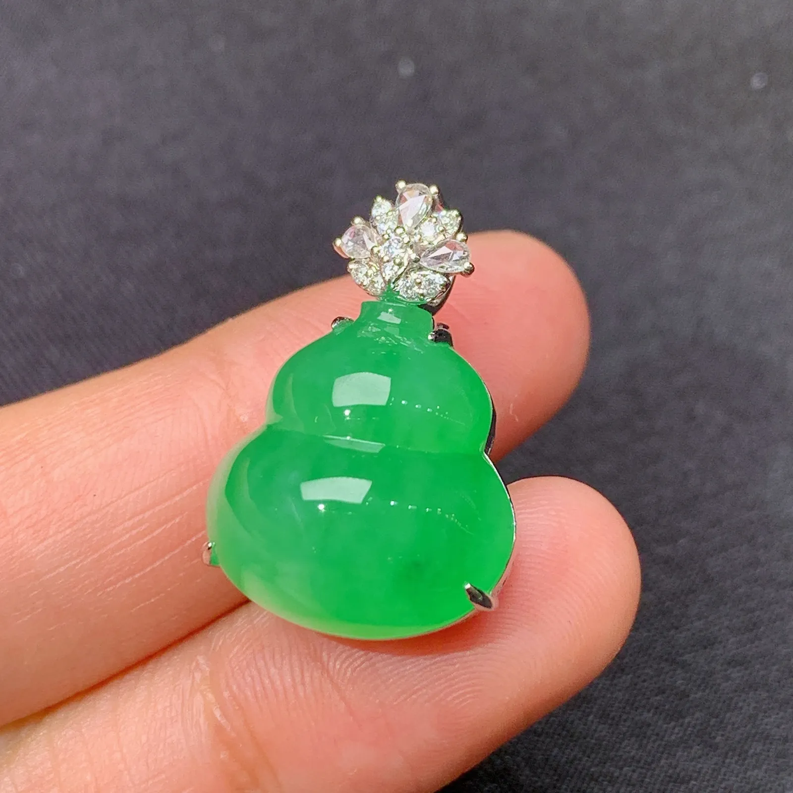 浅阳绿葫芦吊坠，18k金镶嵌，色泽鲜阳，冰润细腻，种水足，Xj 尺寸23.4*16.1*12.7