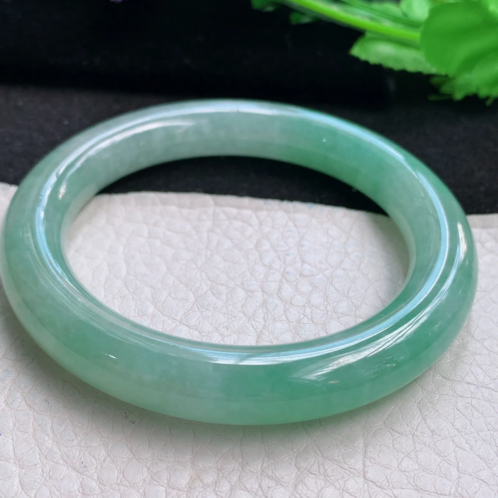 xh自然光57*10.5美人镯 缅甸翡翠冰绿水灵圆条玉手镯 平安镯