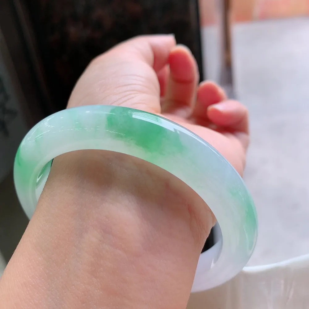 正圈高冰阳绿 无瑕 尺寸:61.2/11.8/9.7 种色兼备 大圈口