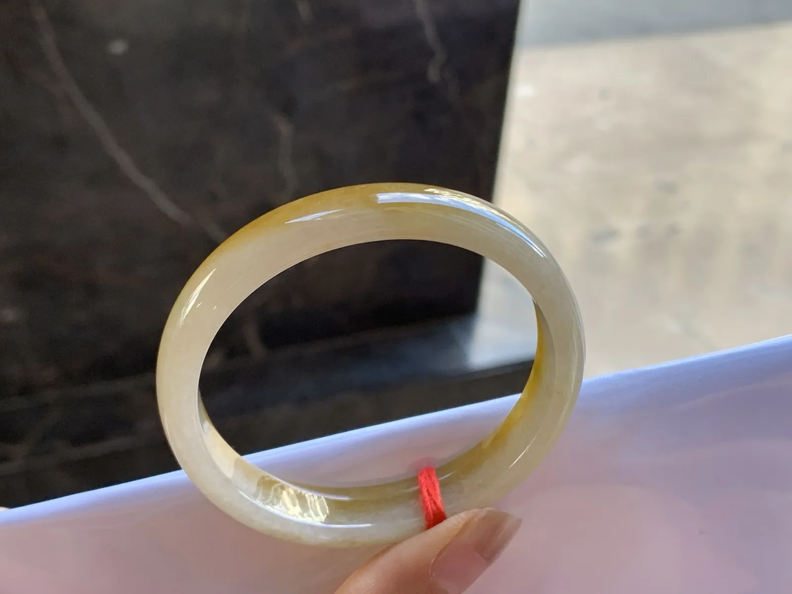 52-12.5-6

黄翡贵妃手镯^_^正圈50可以带