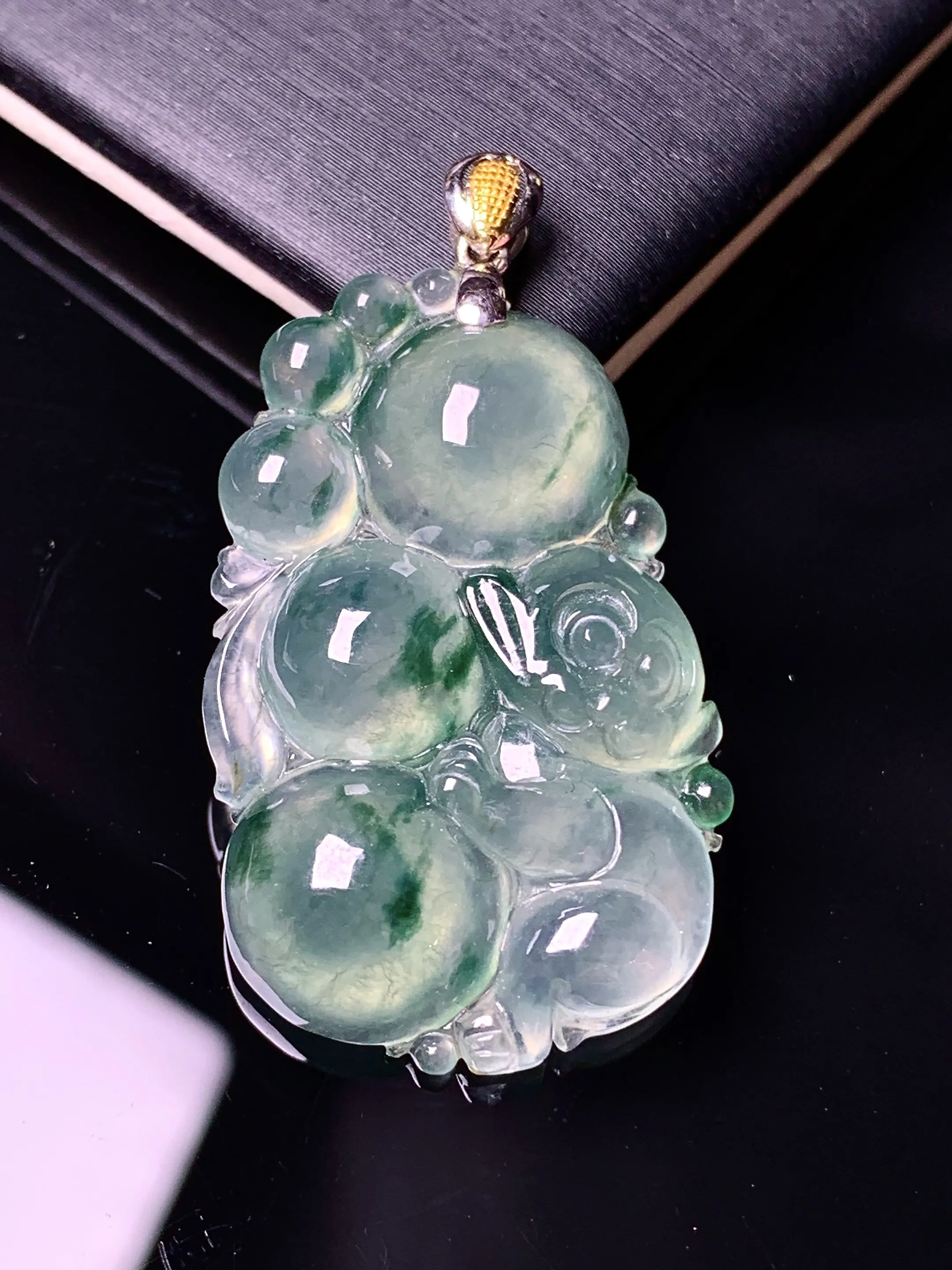 18k金镶嵌冰种灵猴献寿吊坠 玉质细腻 色泽清新艳丽 整体尺寸38*21*6.3