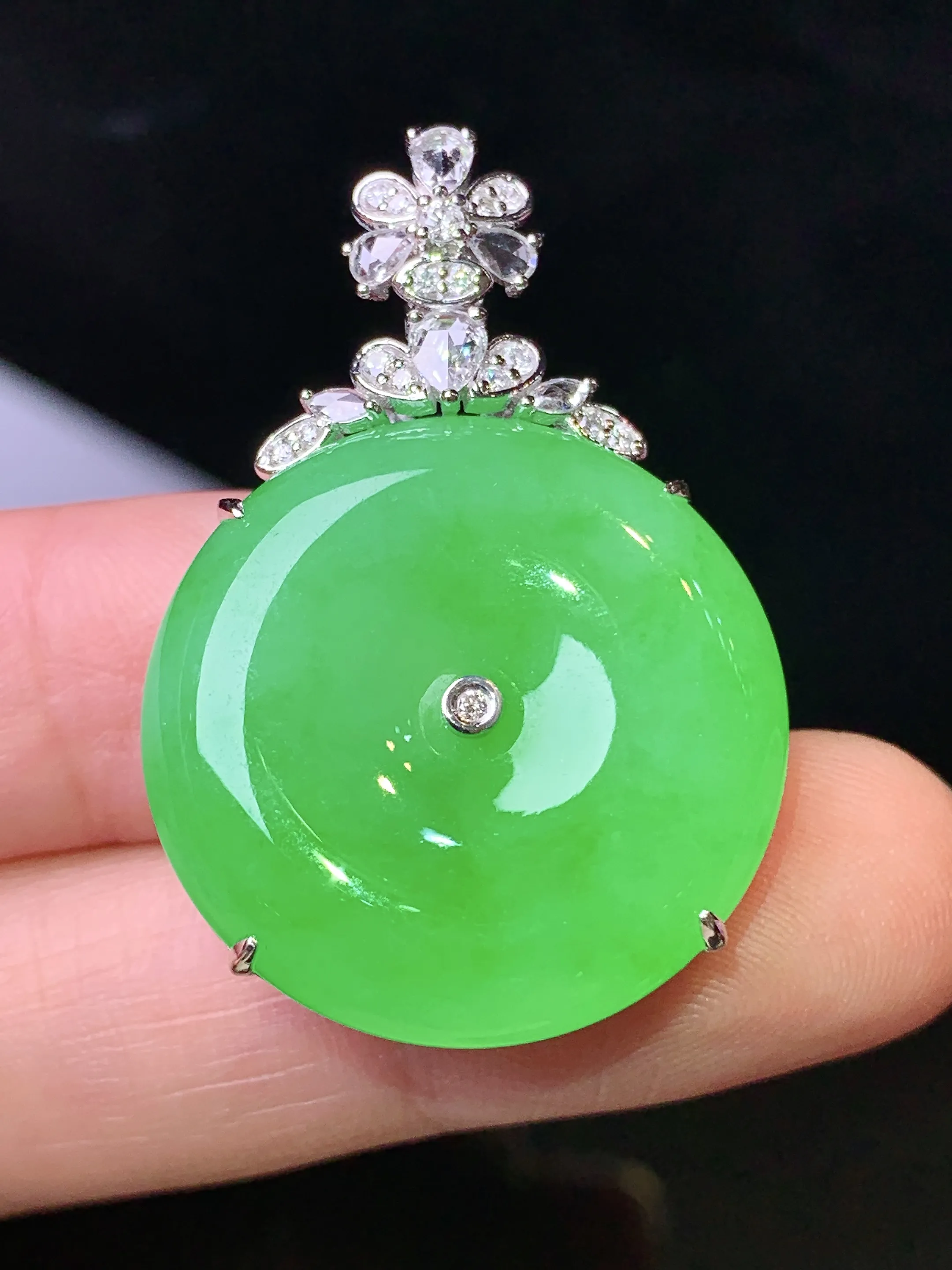18k金钻镶嵌翠绿平安扣吊坠 玉质细腻 色泽清新艳丽 整体尺寸36*24.2*9.5