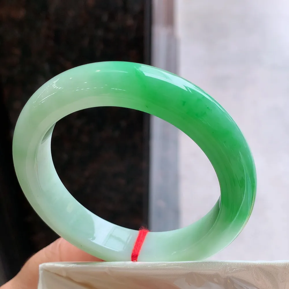 正圈冰糯阳绿 无瑕 尺寸:57.6/13/9.9 色阳