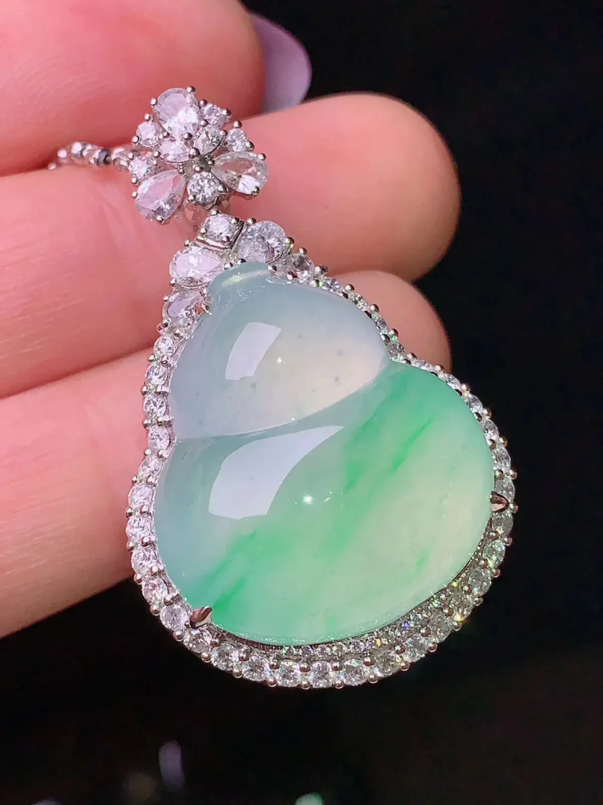 18k金钻镶嵌冰种飘绿葫芦吊坠 玉质细腻 色泽艳丽 整体尺寸36.5*23*14.2