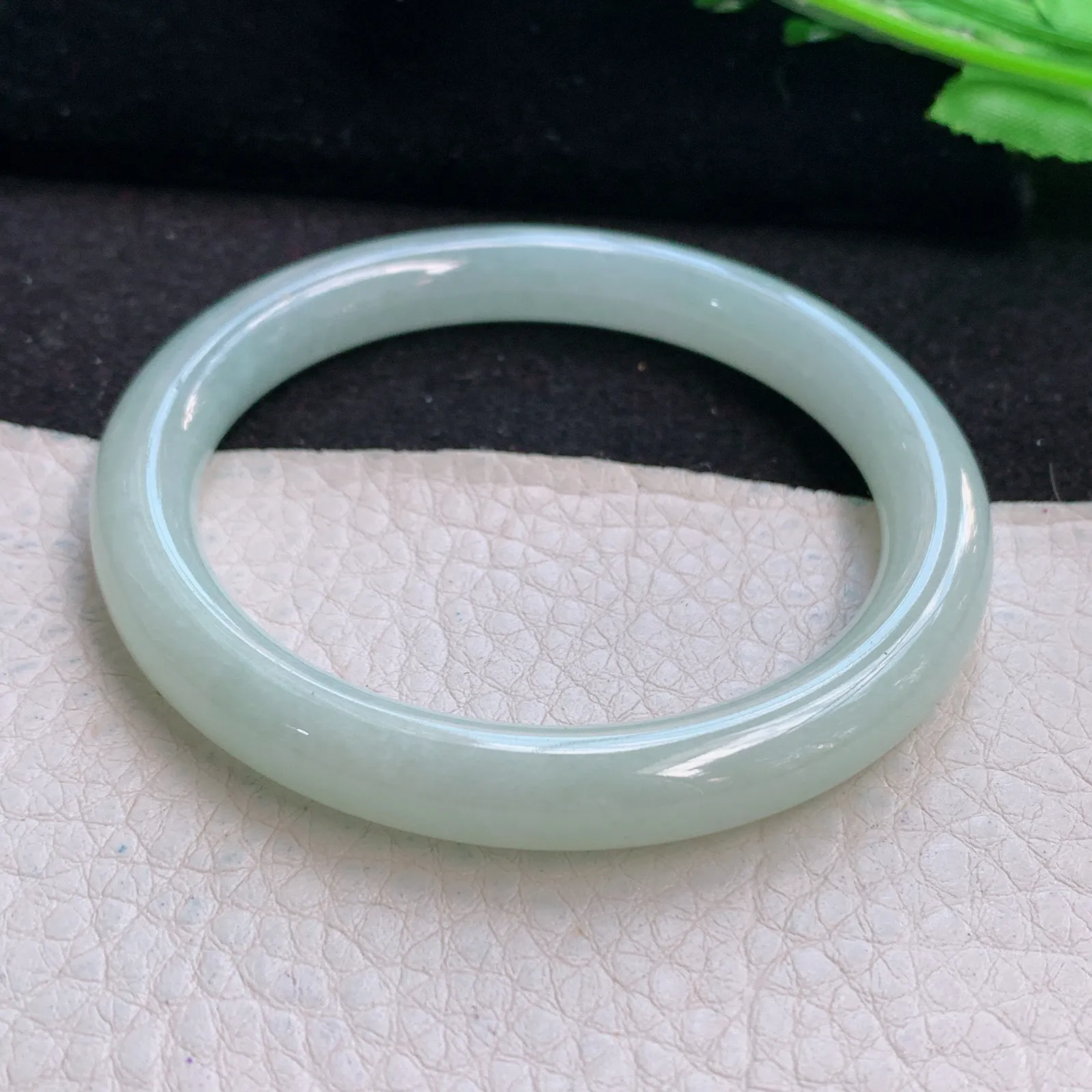 n小圈口52*8叮当镯 天然缅甸翡翠浅绿清爽水灵圆条玉手镯 美人镯