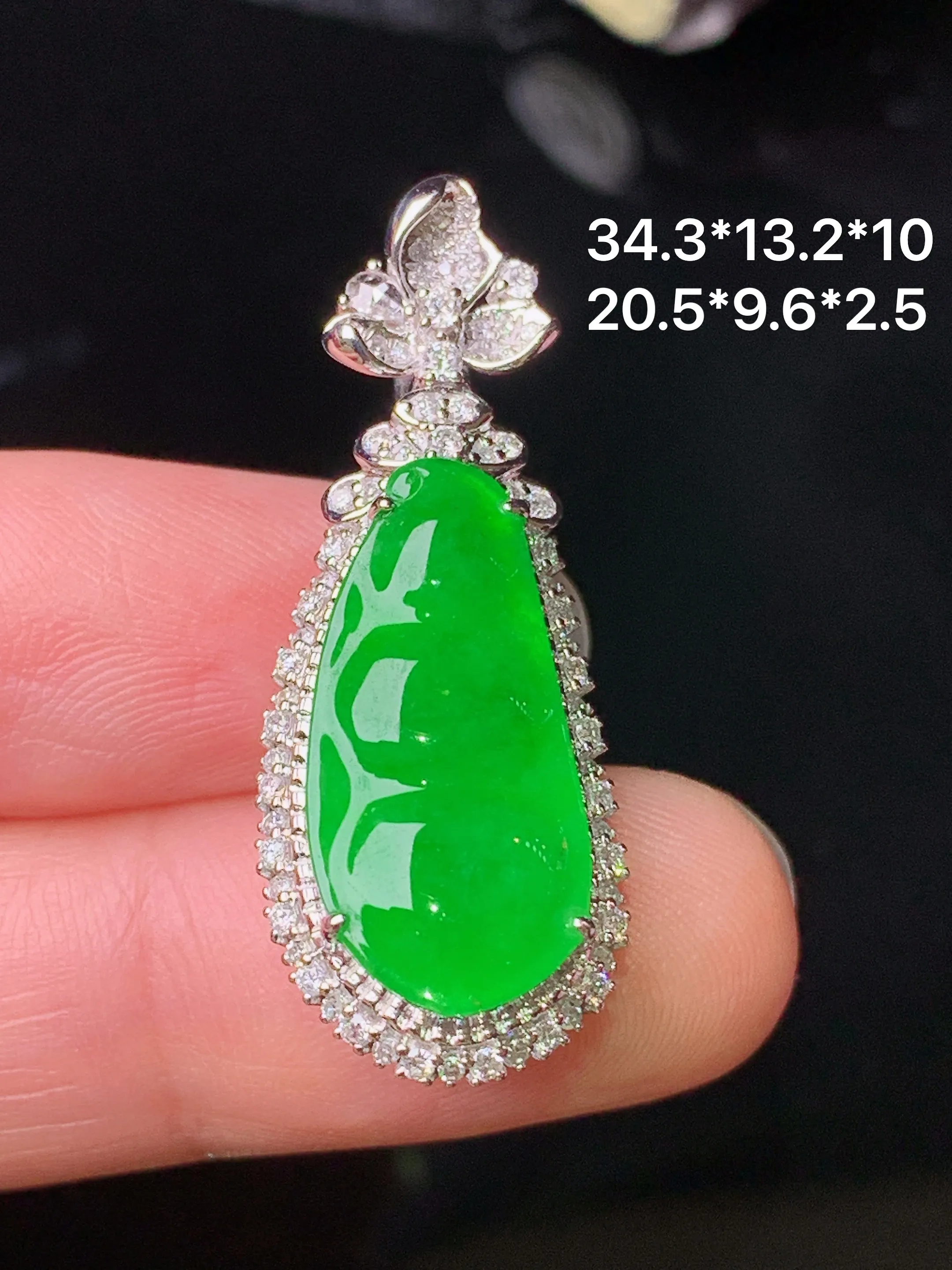 18k金钻镶嵌满绿四季豆吊坠 玉质细腻 色泽清新艳丽 整体尺寸34.3*13.2*10