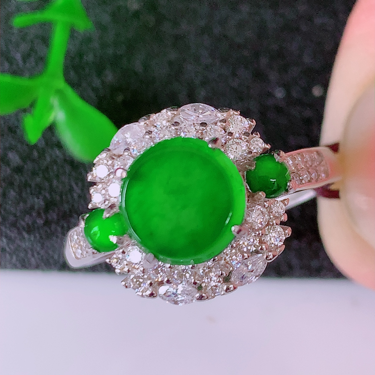 冰透满绿翡翠925银镶嵌戒指，自然光实拍，翠色灵动，颜色漂亮，种老水足，品相佳，佩戴佳品！#97.17（圈口可调大小）整体26.5-18.8-7.裸石7.8*7.8