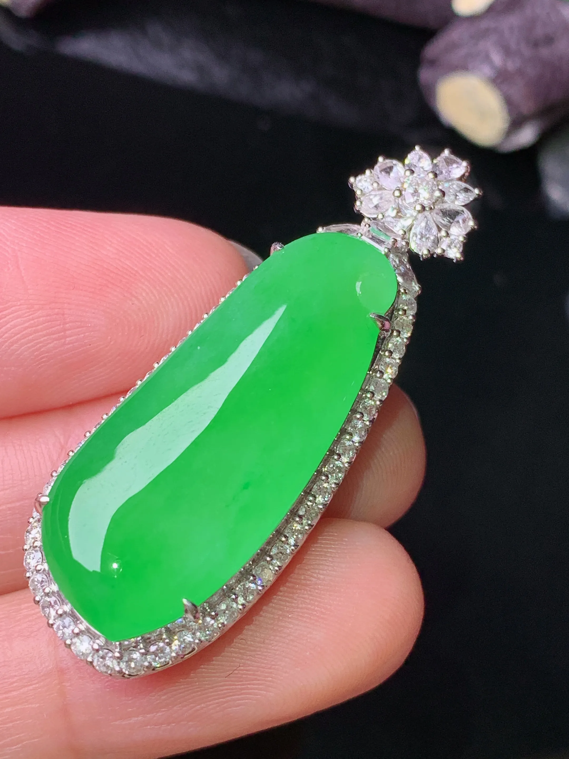 18k金钻镶嵌满绿福瓜吊坠 玉质细腻 色泽清新艳丽 整体尺寸42.6*15.6*11