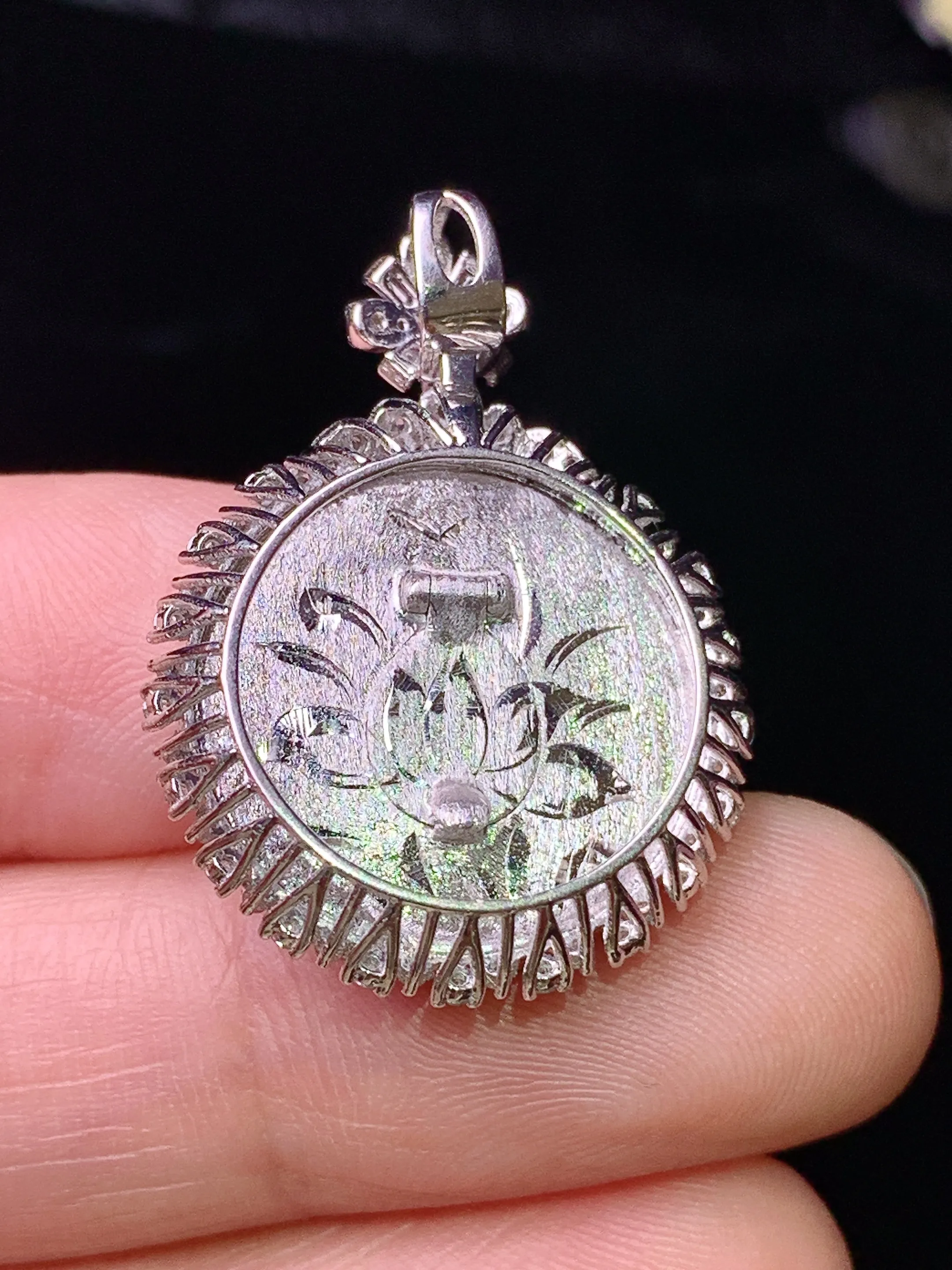 18k金钻镶嵌飘绿平安扣吊坠 玉质细腻 色泽清新艳丽 整体尺寸29.2*21.2*6.8