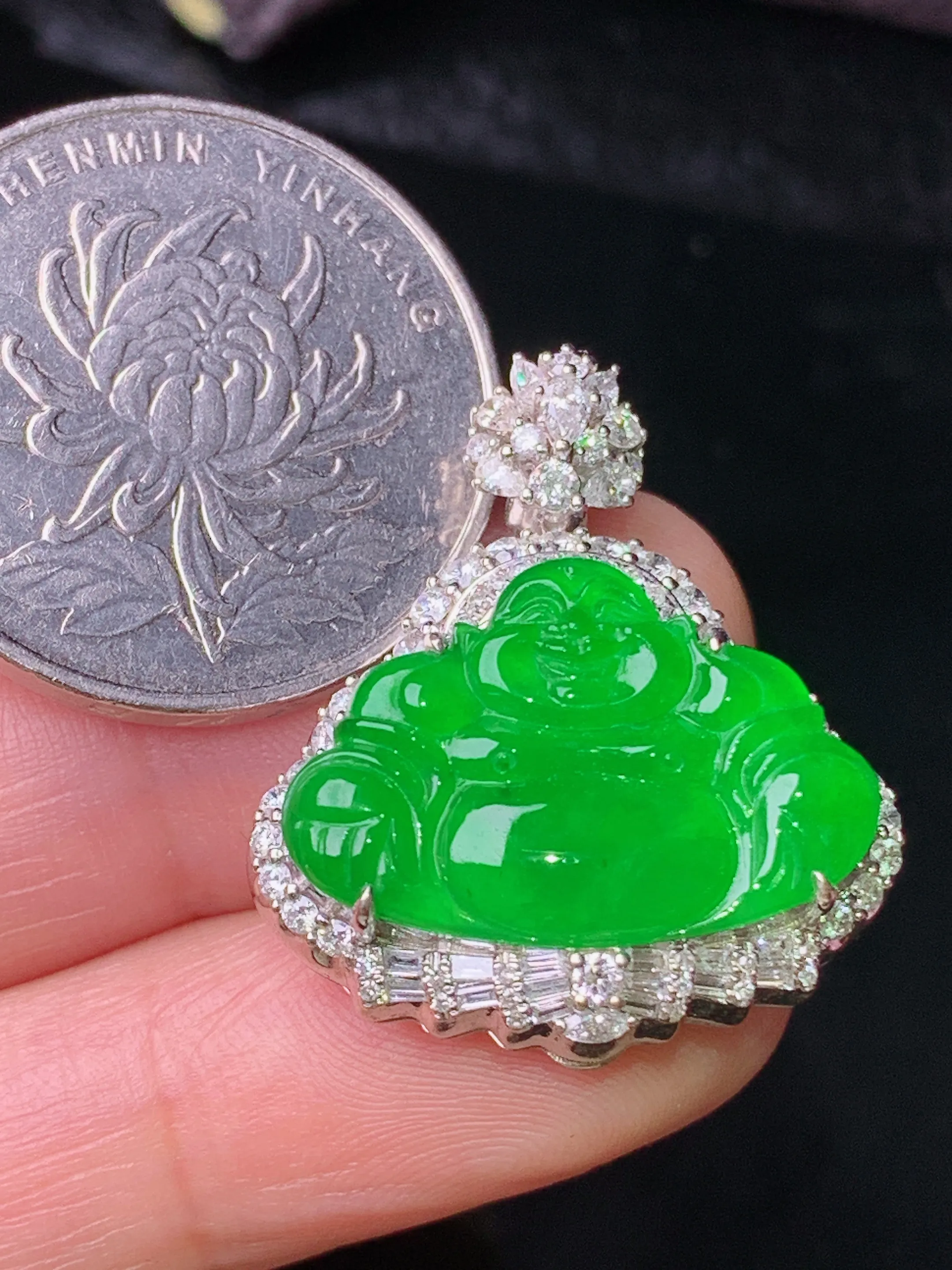 18k金钻镶嵌满绿佛公吊坠 玉质细腻 色泽清新艳丽 整体尺寸27*23.2*9