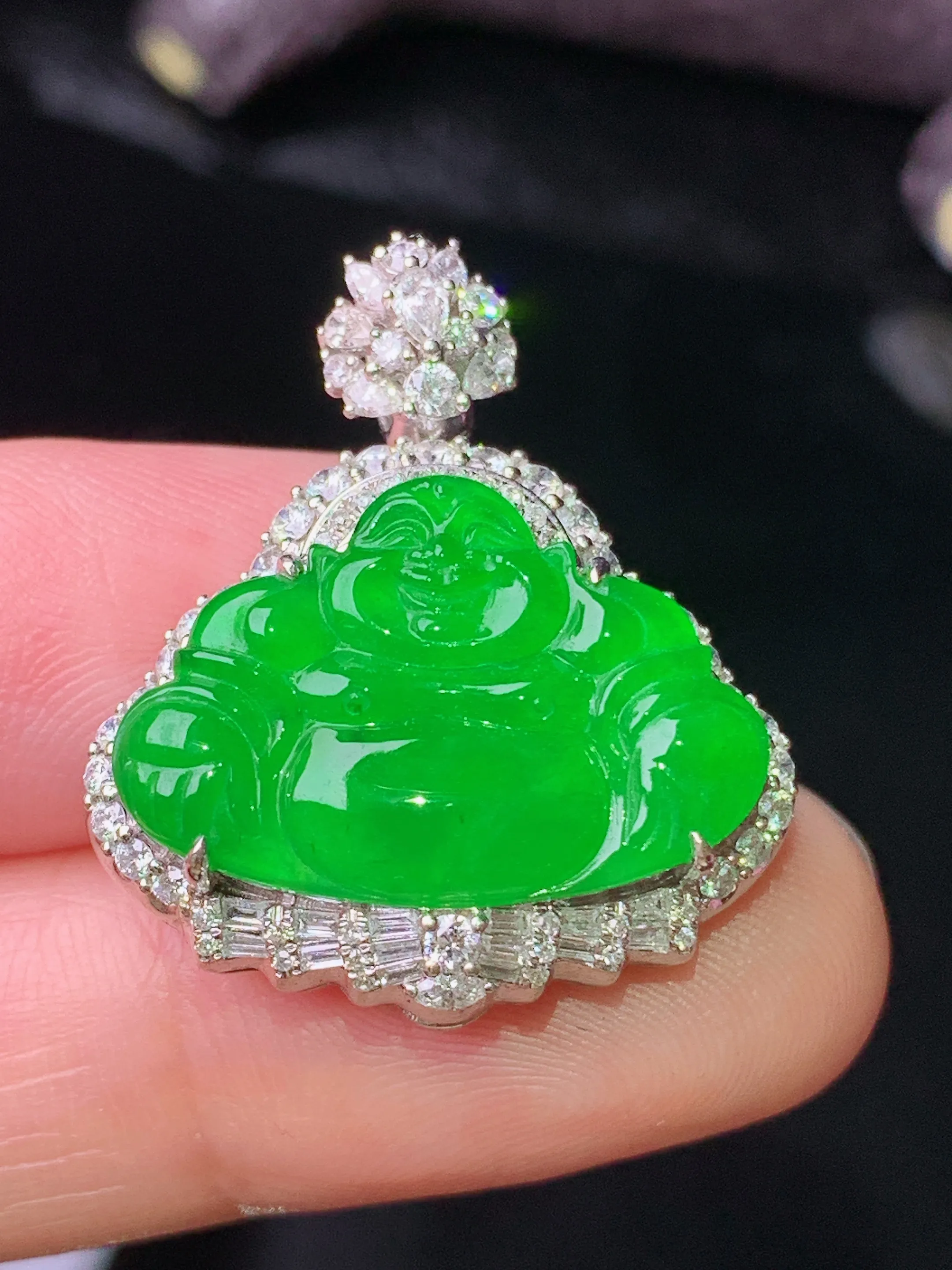 18k金钻镶嵌满绿佛公吊坠 玉质细腻 色泽清新艳丽 整体尺寸27*23.2*9