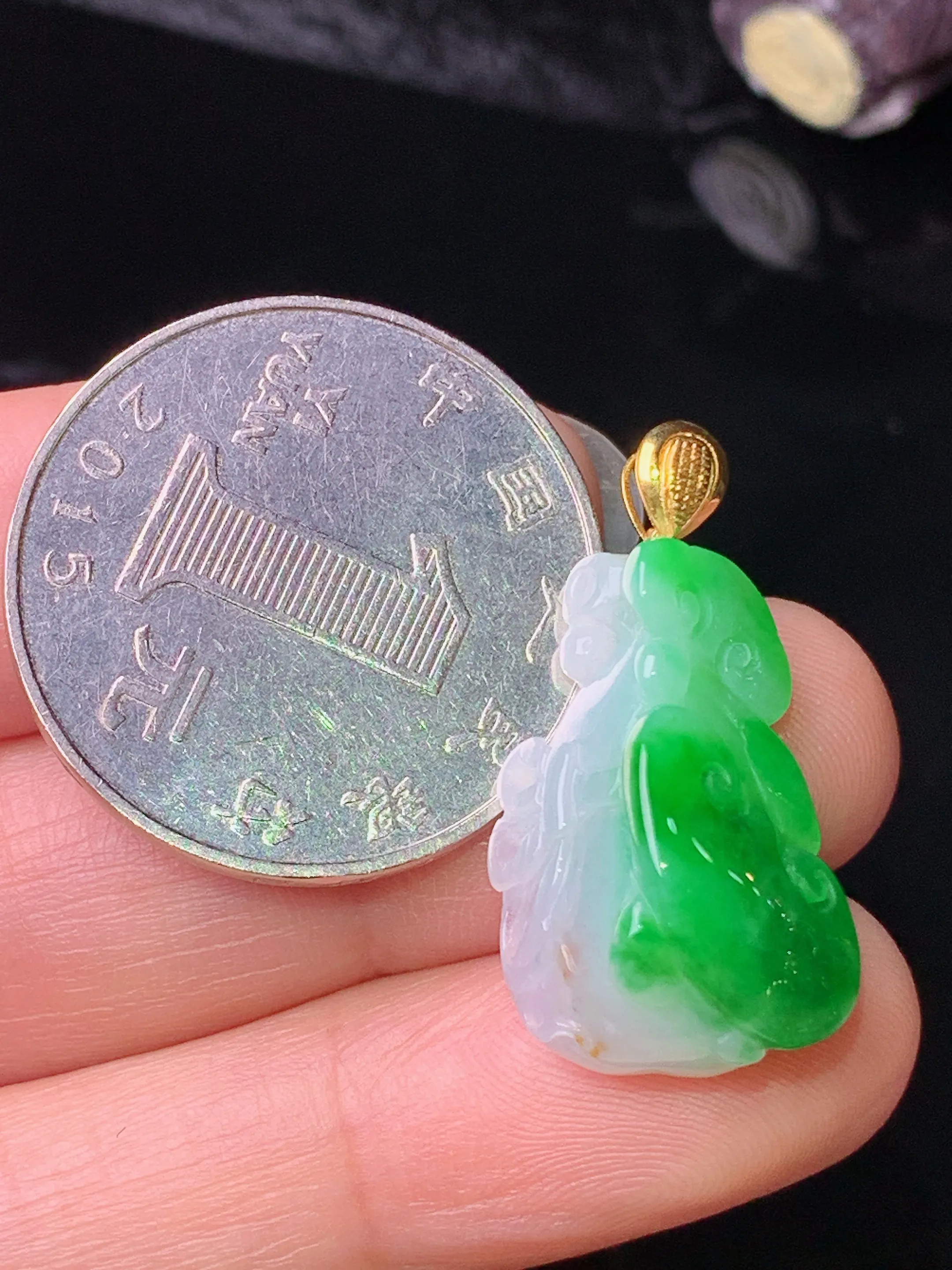 18k金镶嵌飘绿如意吊坠 玉质细腻 色泽清新艳丽 整体尺寸27*13.8*9.5