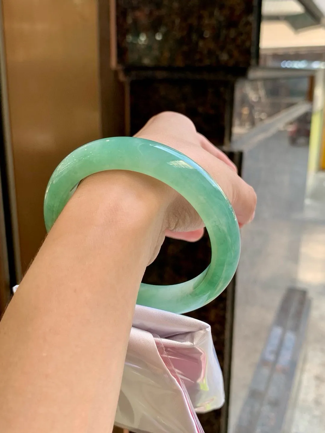 冰绿正圈
57.2-12.3-9.3（57.5-58都可戴）
质地冰透水润，色种共存，颜色化的很好，色泽饱满莹润，非常翠绿，意境感极好，宛如冰川绿水一般透亮，🫧实物看非常漂亮，青翠欲滴，上手温柔高贵