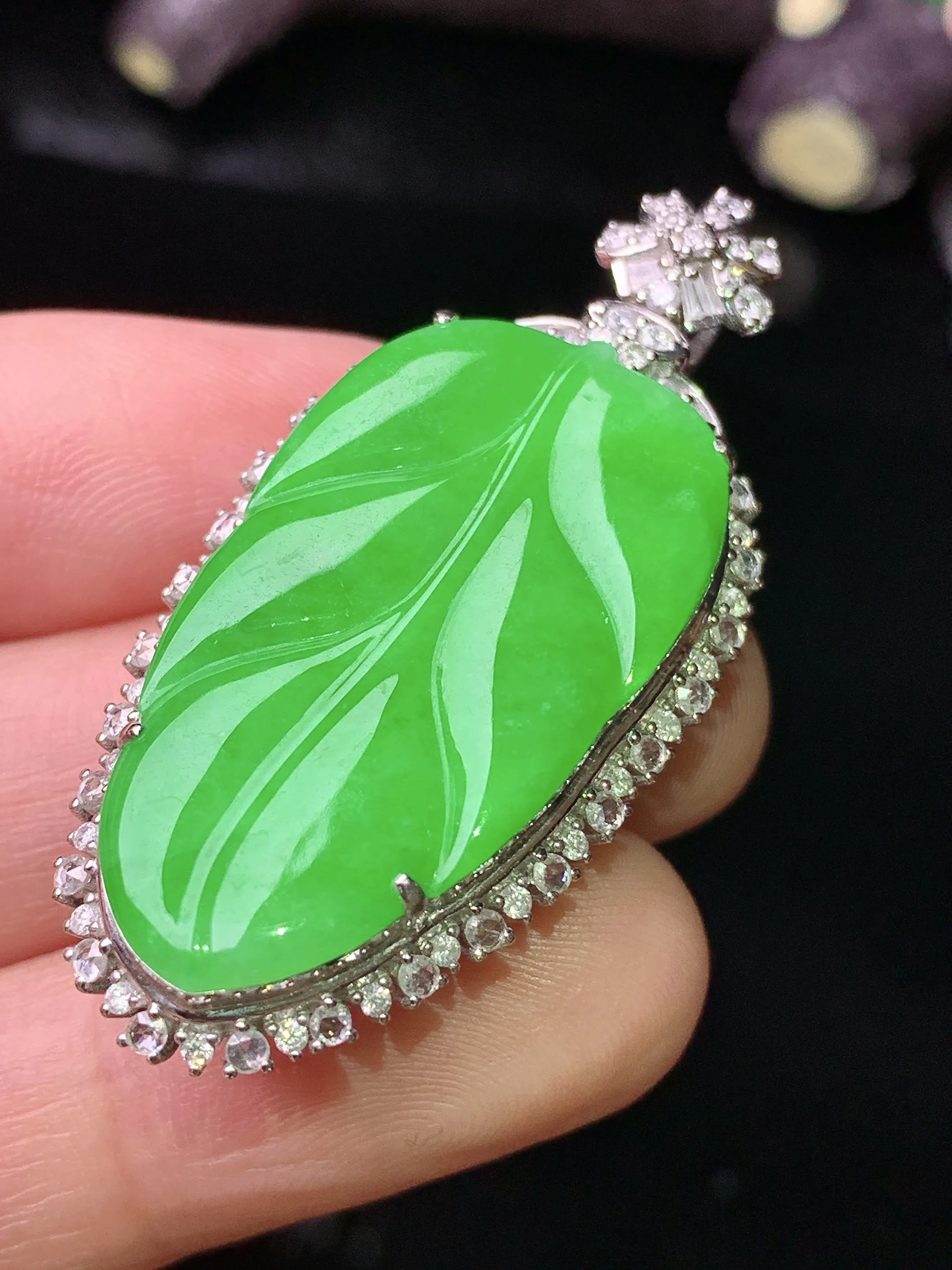 18k金钻镶嵌满绿树叶吊坠 玉质细腻 色泽清新 艳丽 整体尺寸44.2*21.5*9.3