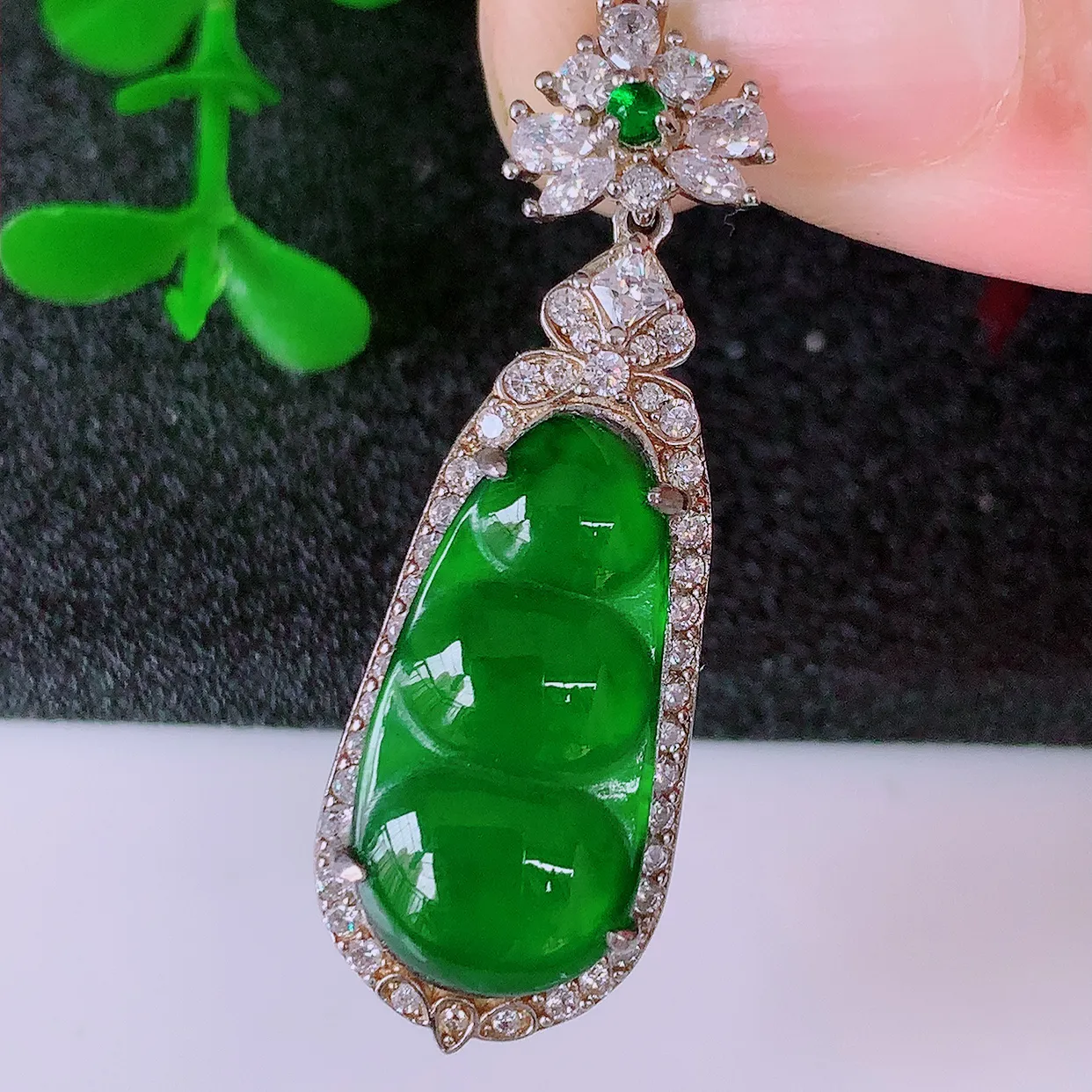 冰透满绿翡翠925银镶嵌福豆吊坠，自然光实拍，翠色灵动，颜色漂亮，种老水足，品相佳，佩戴佳品！#97.17整体37.5*12*7.5 裸石19.5*9.5