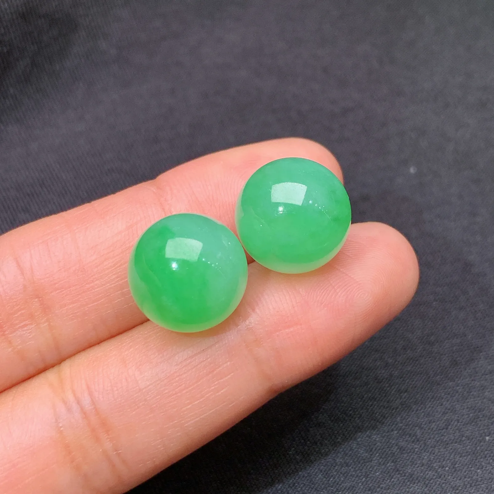 飘绿圆珠一对，镶嵌佳品，冰润色阳，玉质细腻，种水足 直径12.6