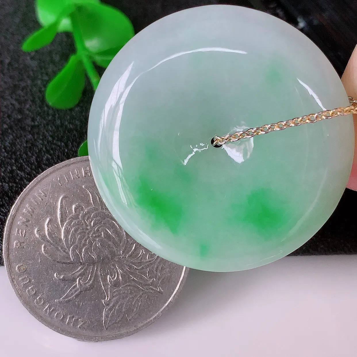 自然光实拍，水润飘阳绿翡翠平安扣吊坠，品相佳，美感十足，寓意平平安安，平安扣佩戴精美时尚！#57.17