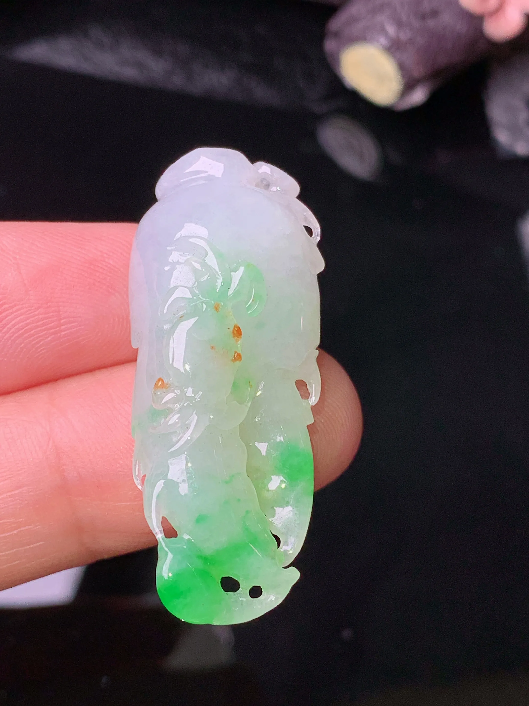 飘绿蟹钳吊坠 玉质细腻 色泽清新艳丽 整体尺寸37.8*15.2*10