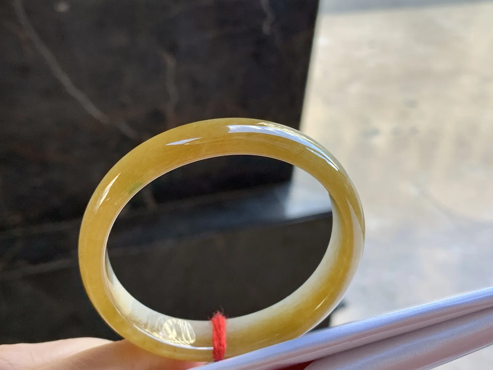 52-12.5-6

黄翡贵妃手镯^_^正圈50可以带