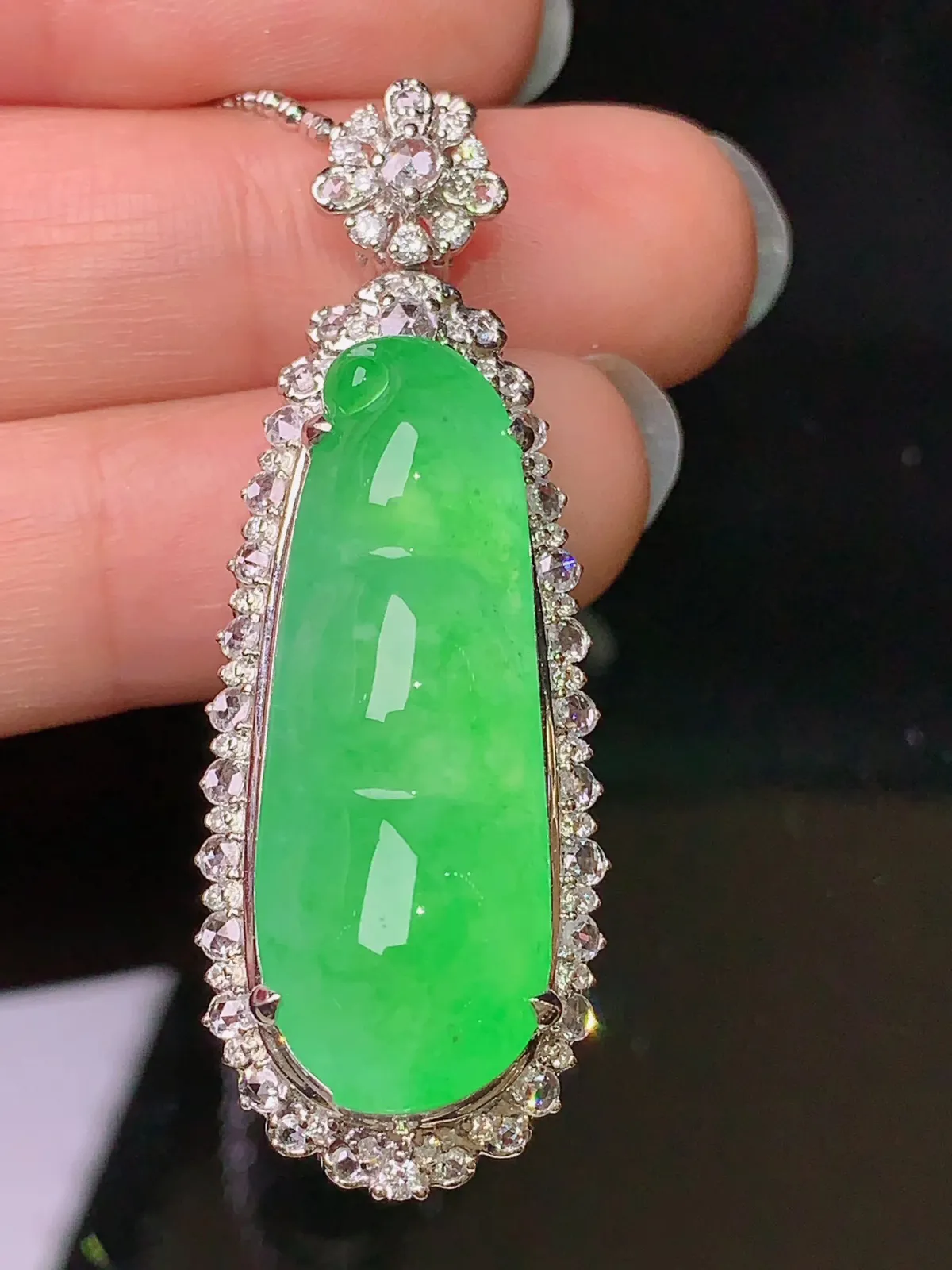 18k金钻镶嵌翠绿四季豆吊坠 玉质细腻 色泽清新艳丽  整体尺寸45.8*16.5*13