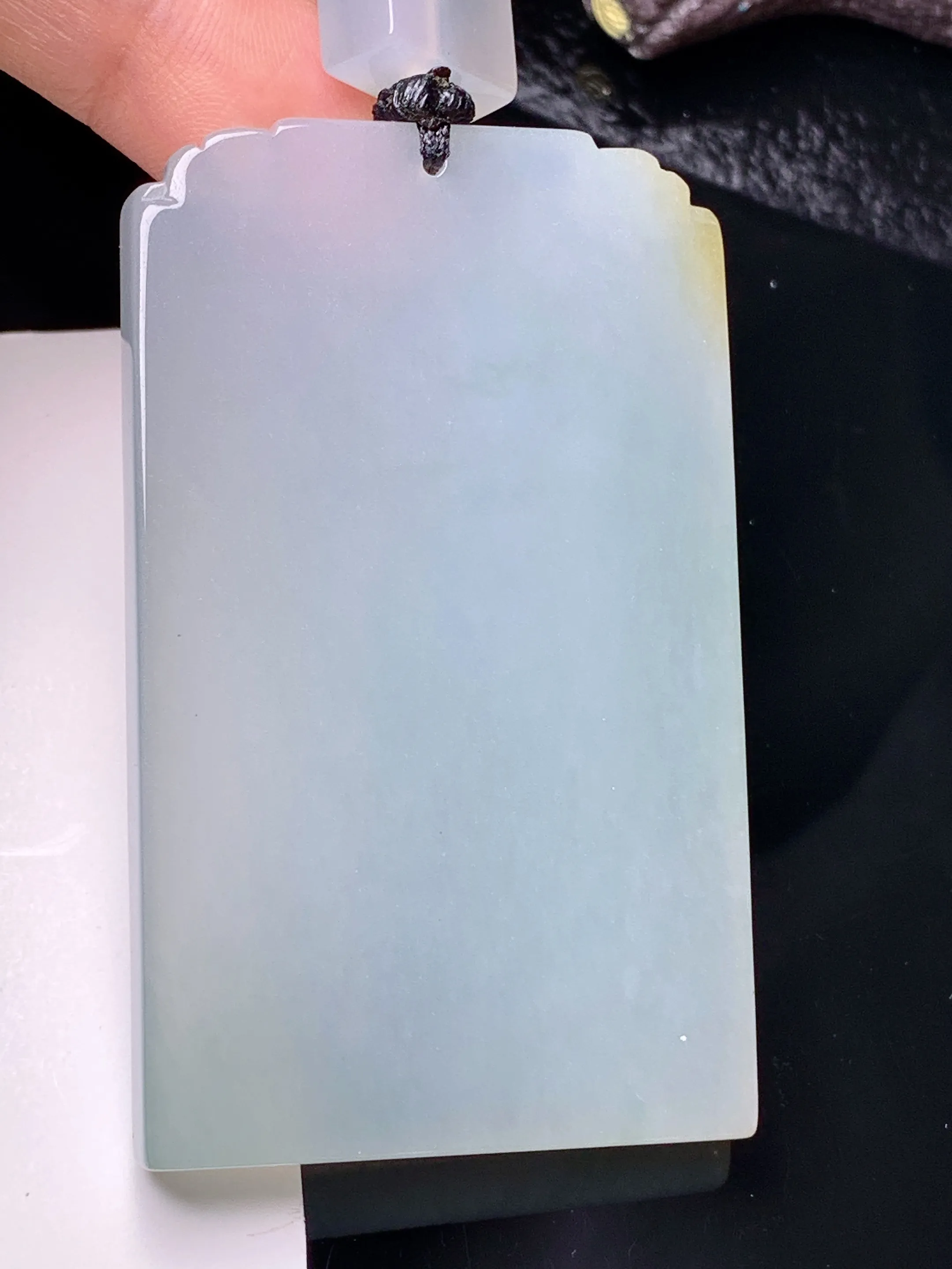 无事牌吊坠 玉质细腻 色泽清新艳丽 整体尺寸61.2*37*6