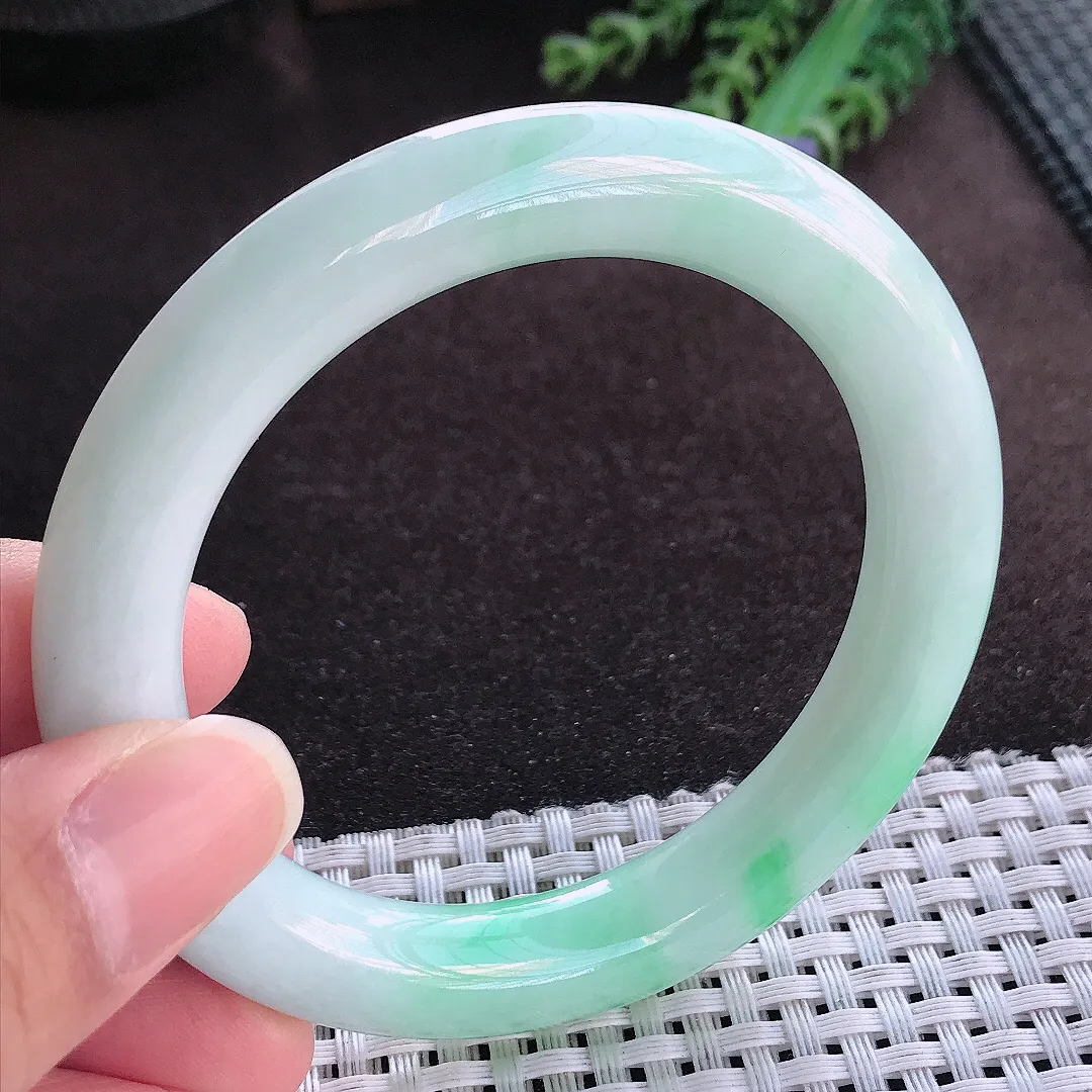 天然a货翡翠56/10.2/10.6老坑精美温润飘阳绿圆条手镯玉手镯