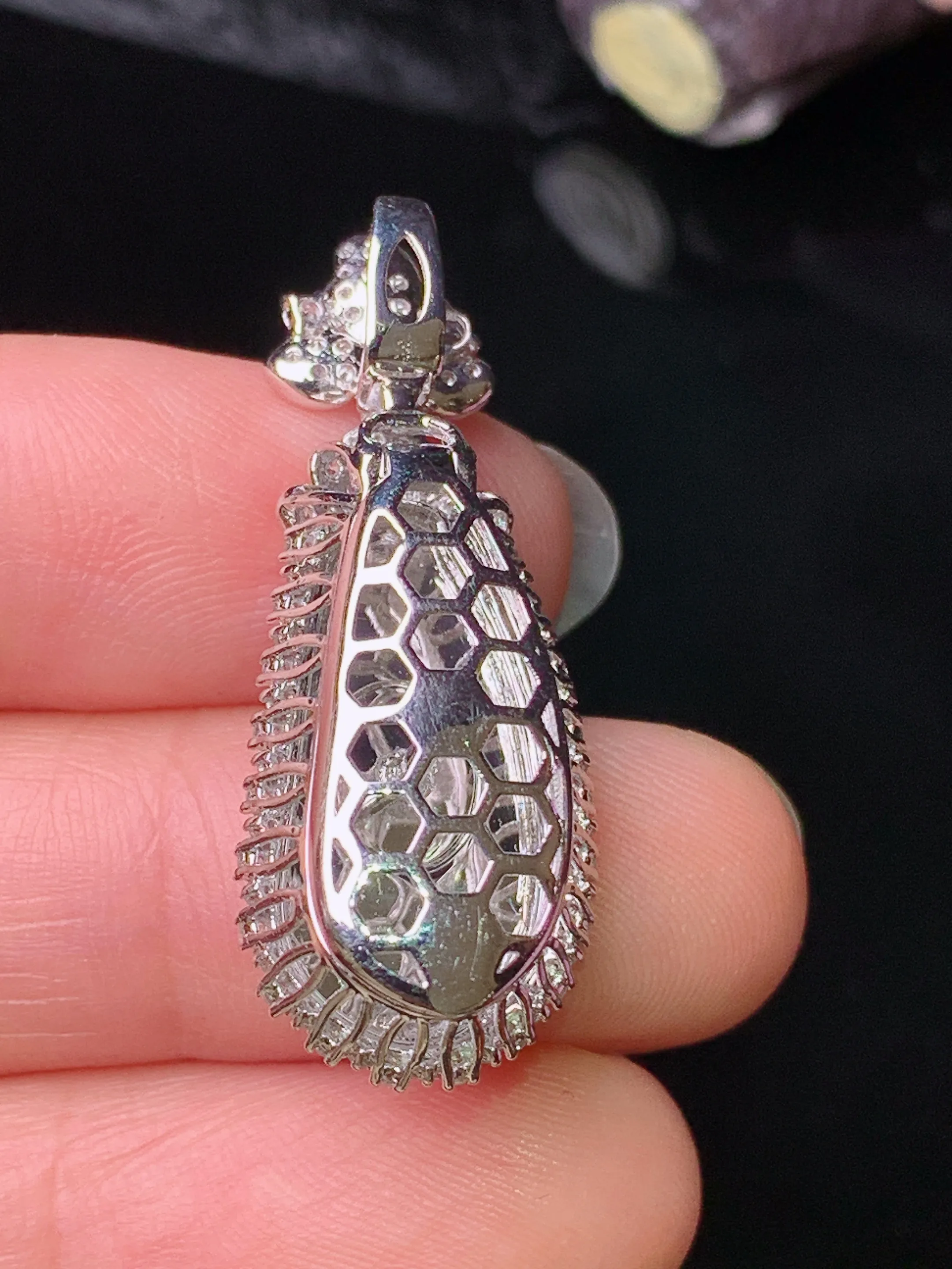 18k金钻镶嵌满绿四季豆吊坠 玉质细腻 色泽清新艳丽 整体尺寸34.3*13.2*10