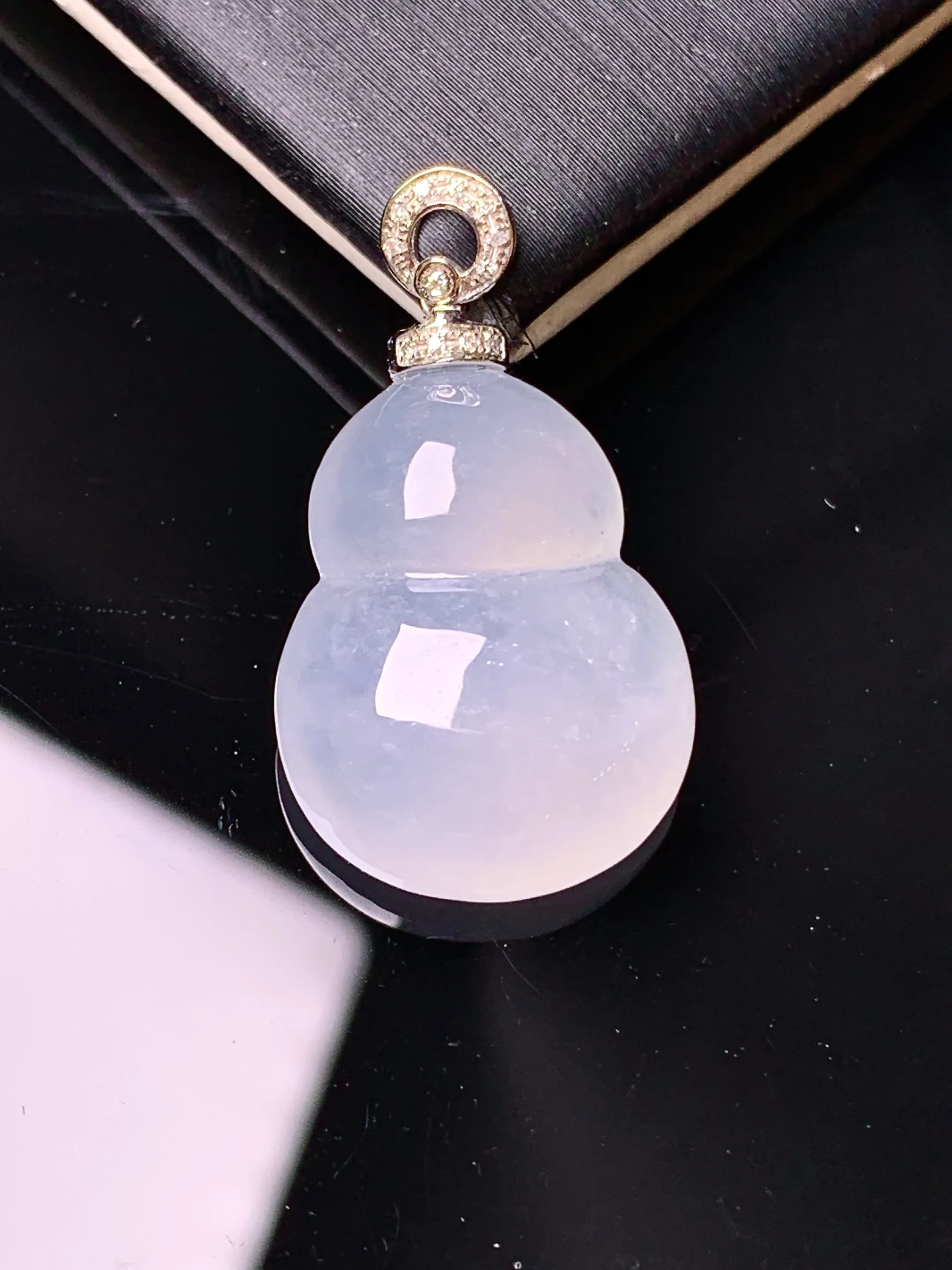 18k金钻镶嵌冰种葫芦吊坠 玉质细腻 色泽清新艳丽 整体尺寸27.5*15.5*7