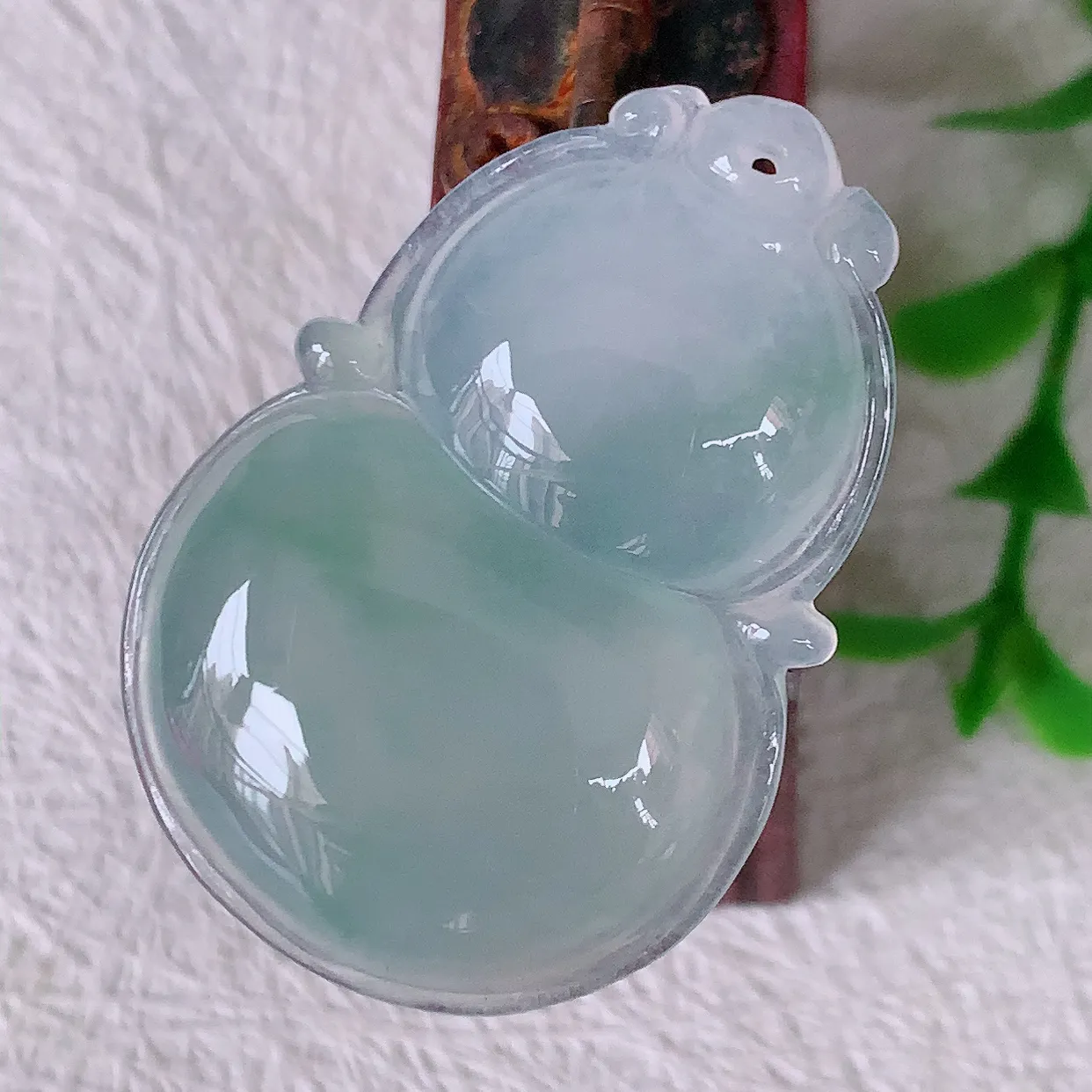 自然光实拍，冰种飘花翡翠葫芦吊坠，葫芦寓意福禄双全，财源滚滚，饱满，清新脱俗，佩戴效果优雅迷人！#57.17