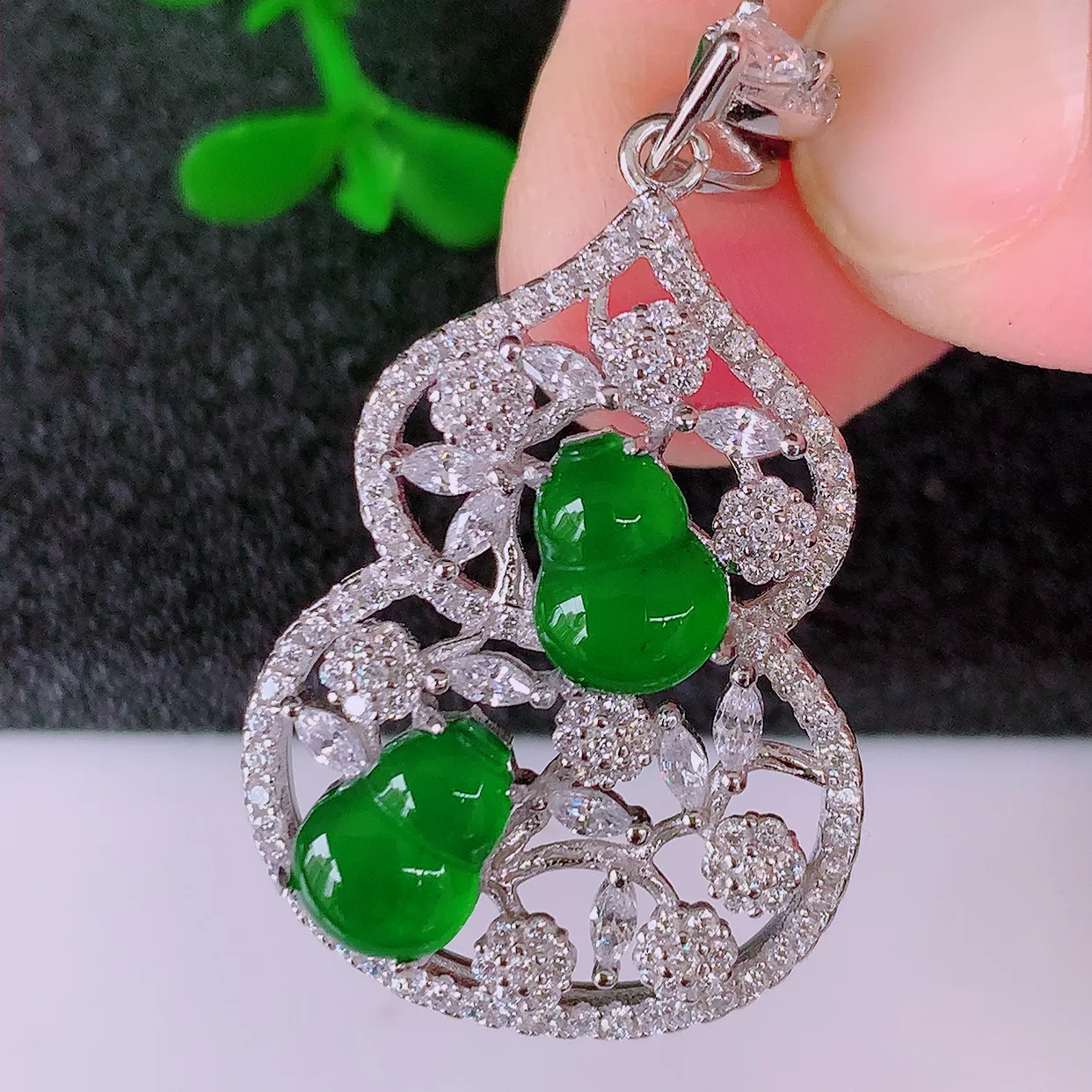 冰透满绿翡翠925银镶嵌葫芦吊坠，自然光实拍，翠色灵动，颜色漂亮，种老水足，品相佳，佩戴佳品！#97.17整体34.5*20*7.2 裸石7.8*5.8