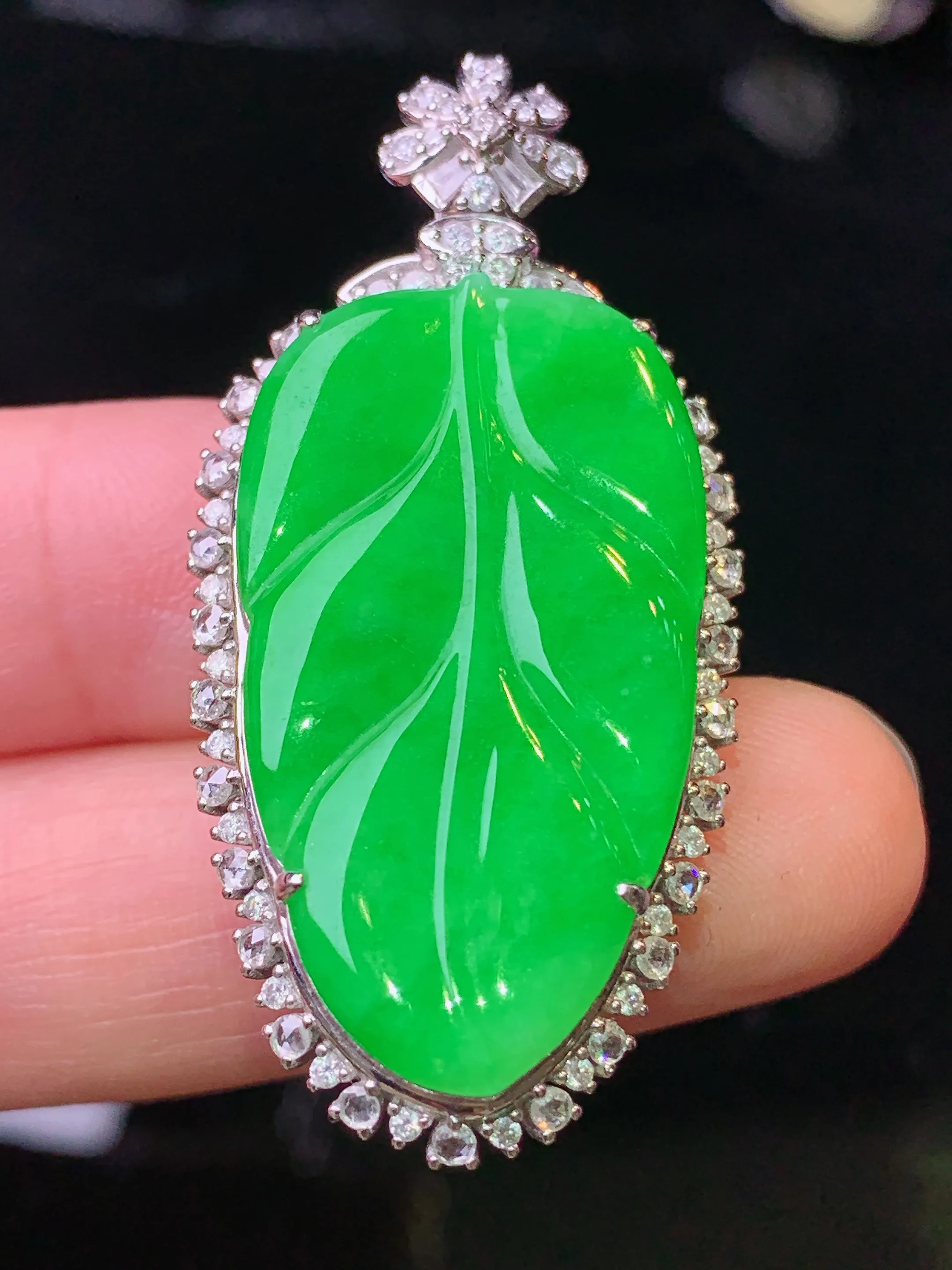 18k金钻镶嵌满绿树叶吊坠 玉质细腻 色泽清新 艳丽 整体尺寸44.2*21.5*9.3