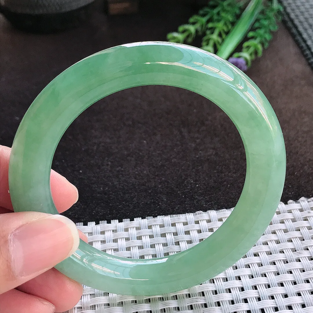 天然a货翡翠55/10.7/10.8老坑冰胶水灵冰晴满绿圆条手镯玉手镯