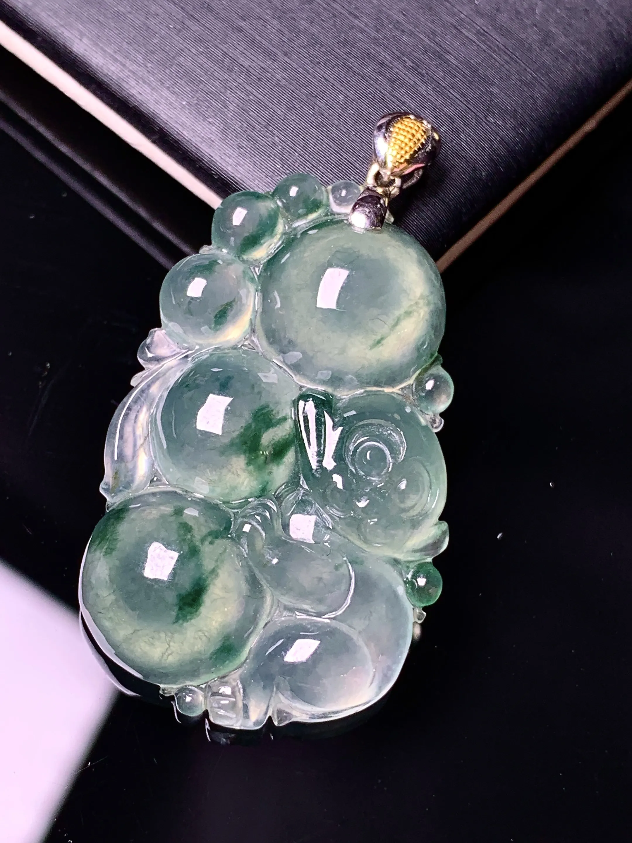 18k金镶嵌冰种灵猴献寿吊坠 玉质细腻 色泽清新艳丽 整体尺寸38*21*6.3