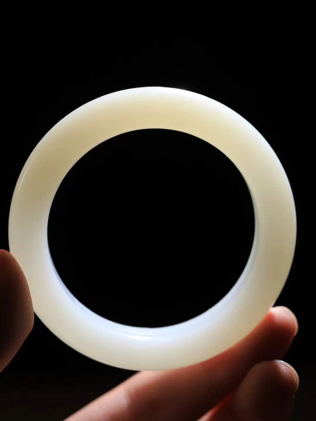 【婉约佳人.手镯】

精品️和田玉白玉手镯 玉质温润细腻 油性十足 手感舒适，高华雅逸，线条流畅，简约大气，美自天成，素雅高贵。佩戴于腕间，婉约之美，举手投足间透出那份低调奢华。重73.5克 内径54.5mm  尺寸14.5-10.3mm   FDA-111102133