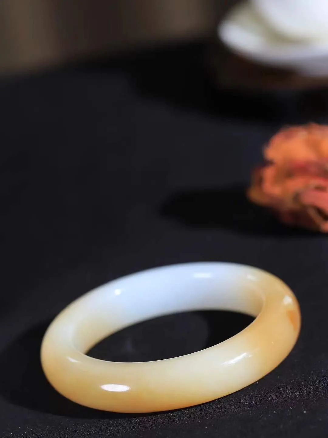 （柔情似水.手镯）

精品和田玉糖白玉手镯，玉质温润细腻，镯型饱满圆润，优雅知性，姽婳于幽静兮，又