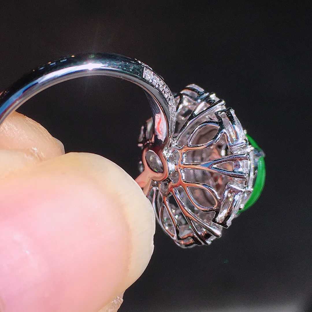 阳绿葫芦戒指，色泽均匀艳丽，玉质细腻，荧光感超
强，饱满圆润，尽显优雅气质，18k
金豪华镶嵌