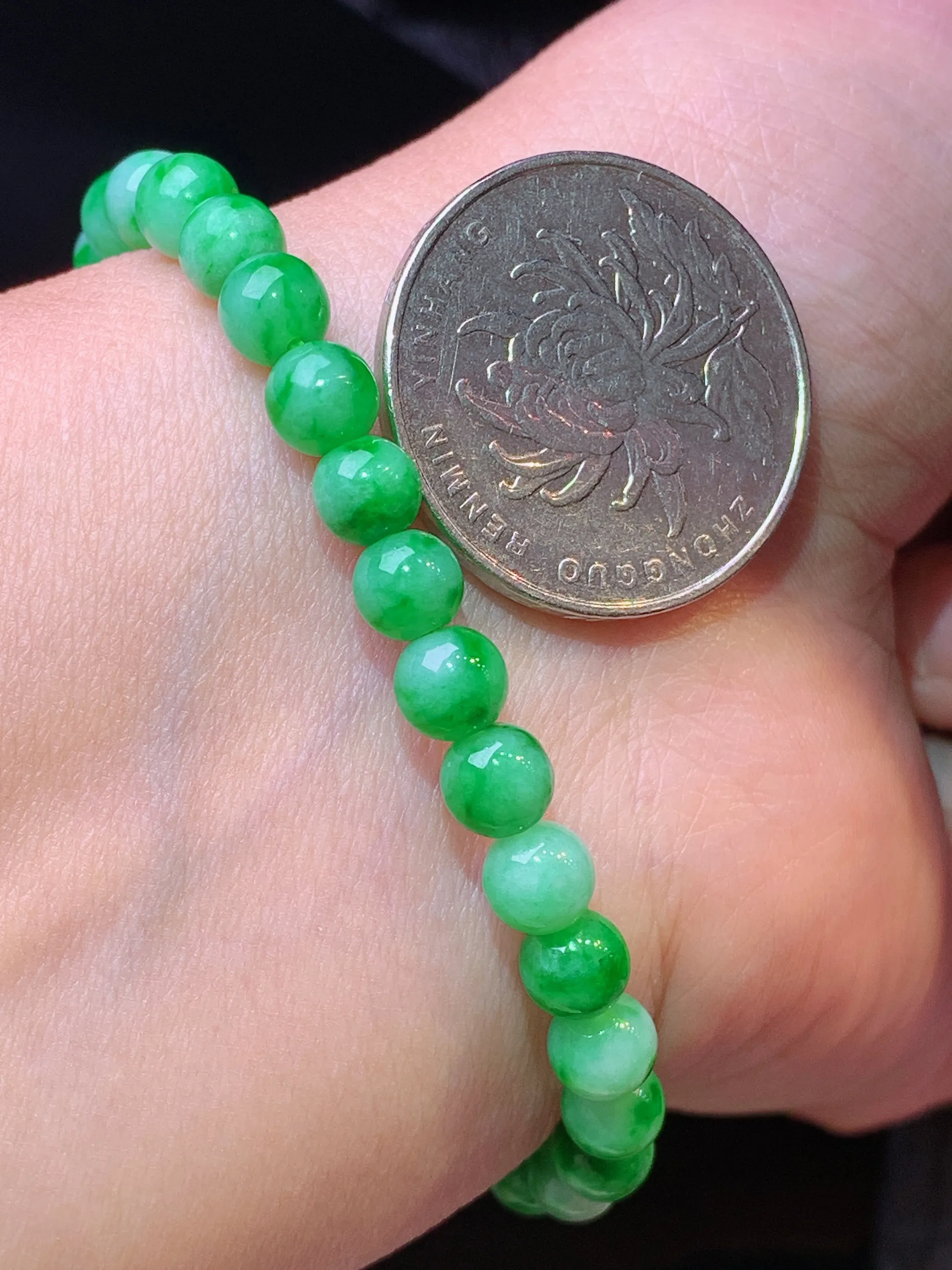 翠绿圆珠手链 玉质细腻 色泽清新 艳丽 整体尺寸5.6