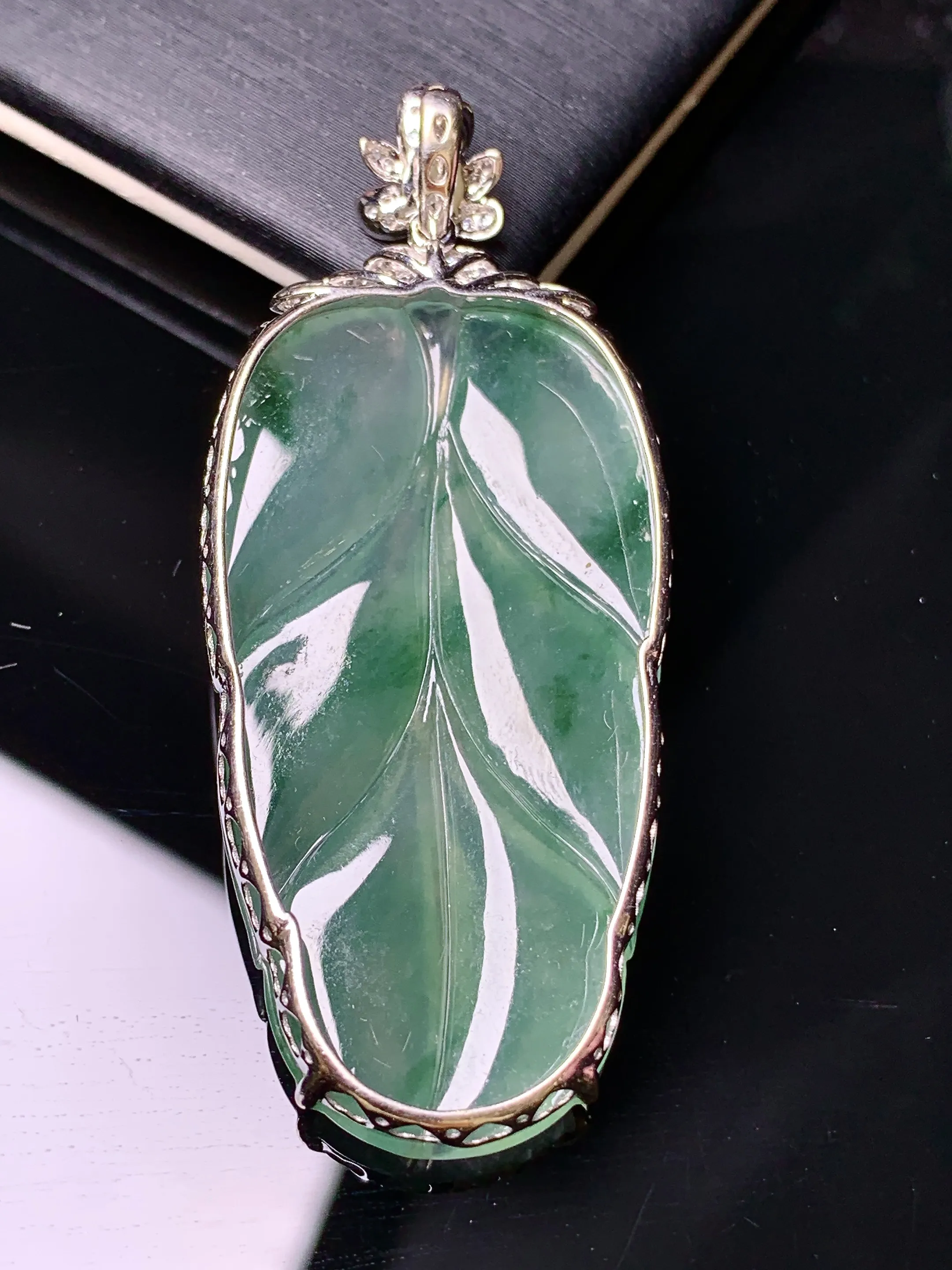 18k金钻镶嵌冰种飘绿树叶吊坠 玉质细腻 色泽清新艳丽 整体尺寸51.2*22*6.6