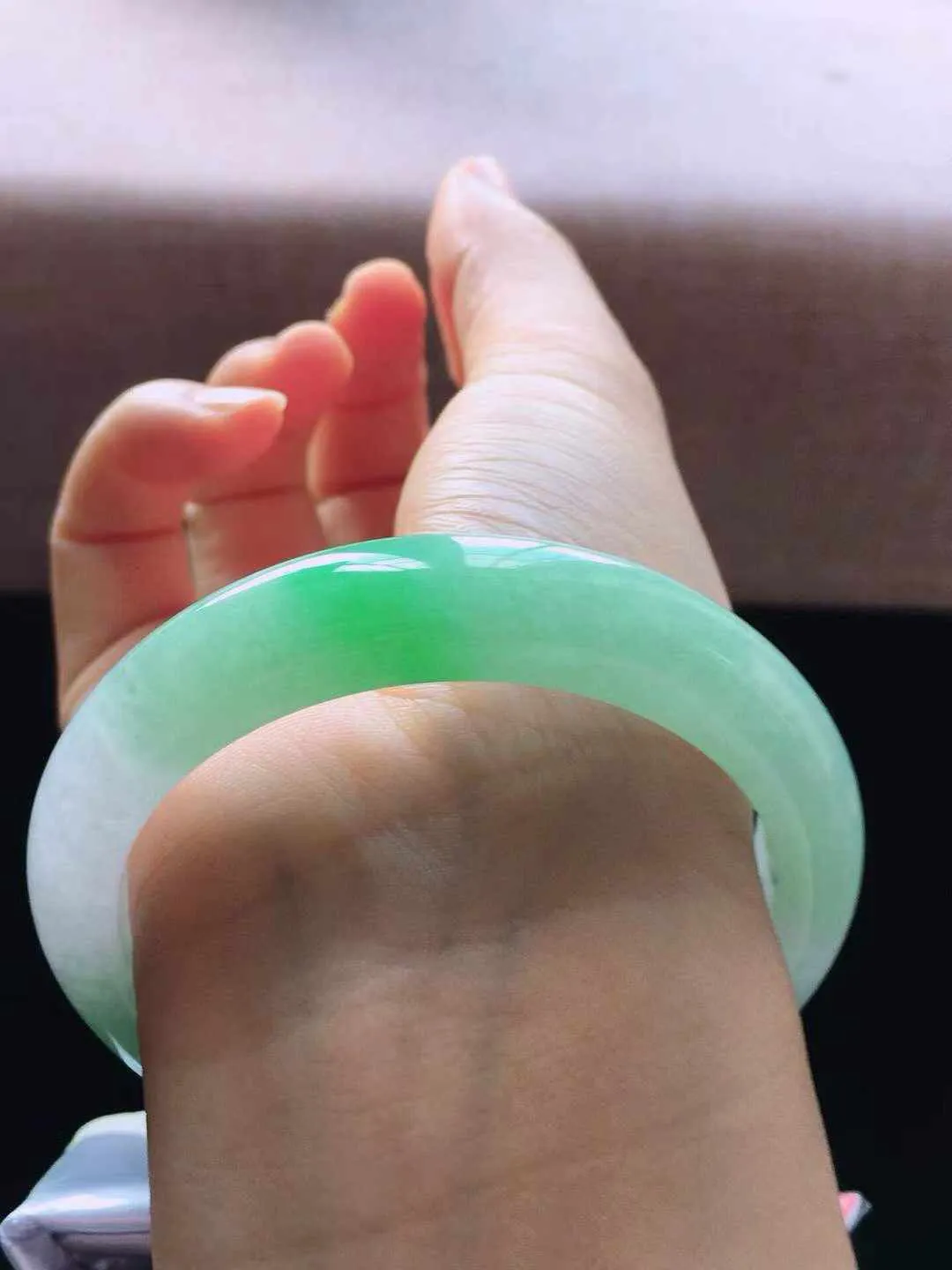 【翡翠名称】老种飘阳绿56正圈口翡翠手镯
【翡翠尺寸】56*12*8.2mm适合55-57正圈口佩戴
【翡翠描述】缅甸天然翡翠A货，种老水足，玉质细腻，色泽靓丽，性价比高，佩戴效果好！