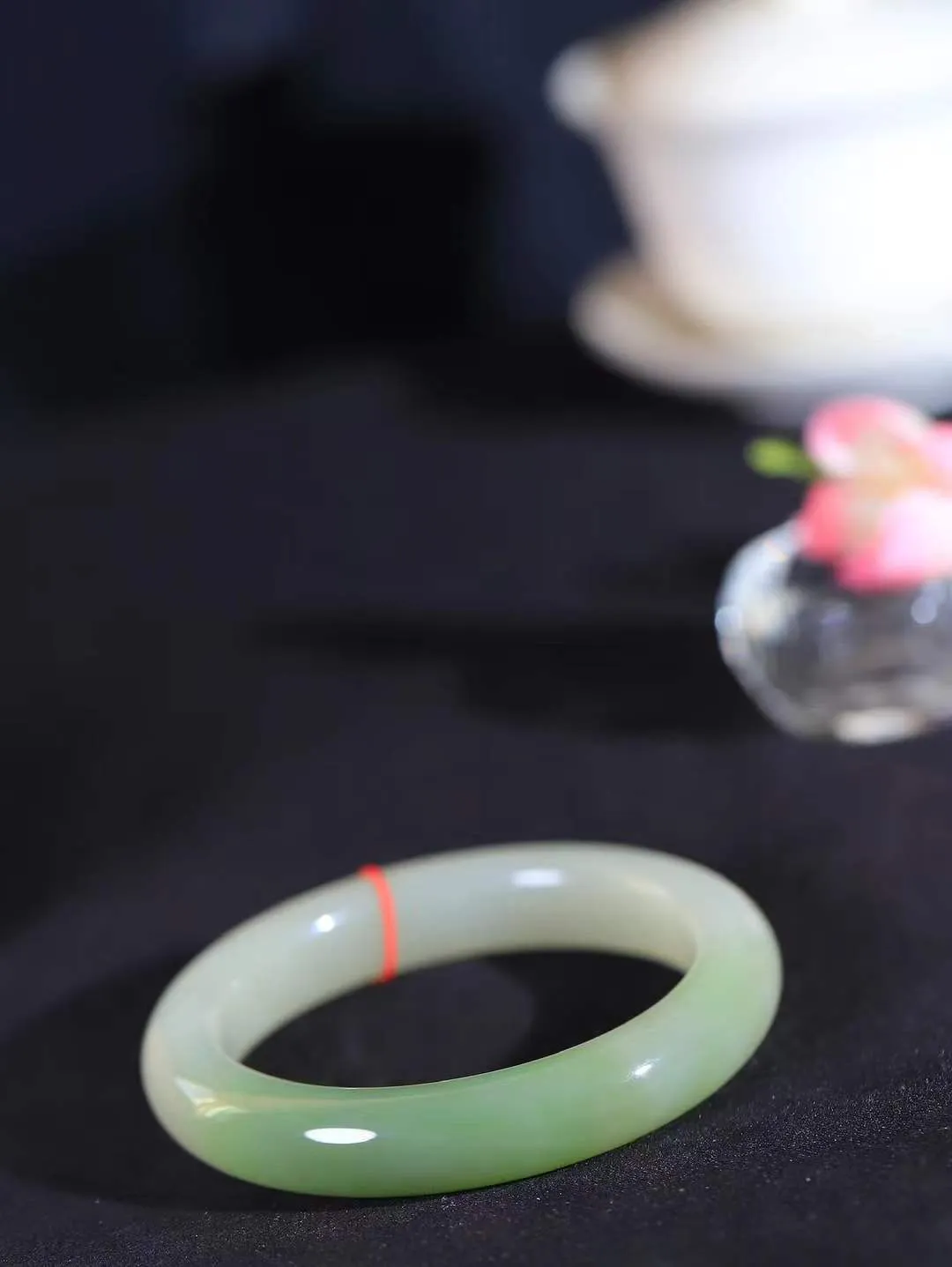 【翠色怡人.手镯】

精品和田玉翠青手镯，精品超级美镯，玉质细腻饱满，️温润脂香，仙雾缥缈，怡静