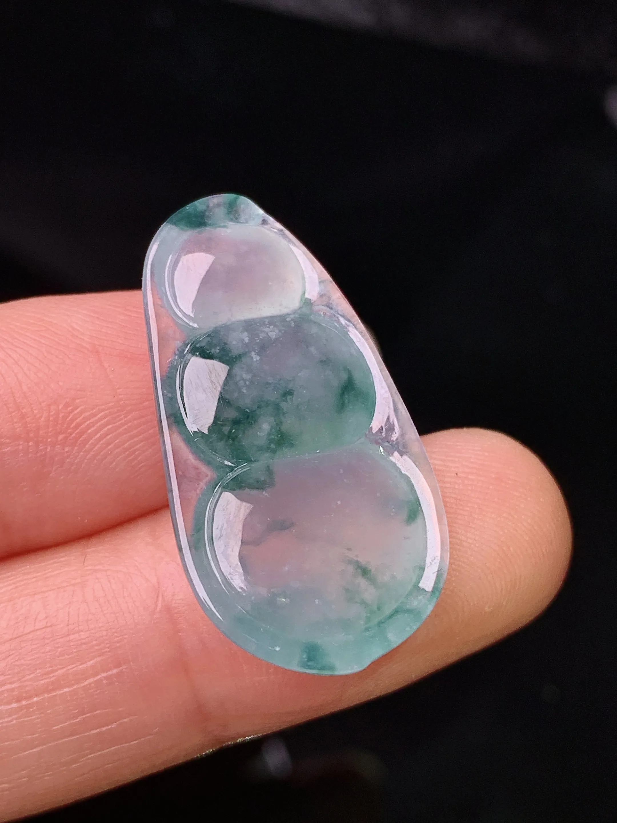 冰种飘花四季豆吊坠 玉质细腻 色泽清新艳丽 整体尺寸28.7*15*5.8