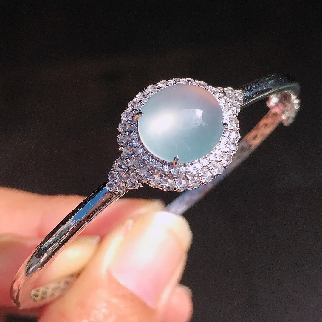 冰种蛋面手镯，玉质细腻，荧光感超
强，饱满圆润，尽显优雅气质，18k
金豪华镶嵌