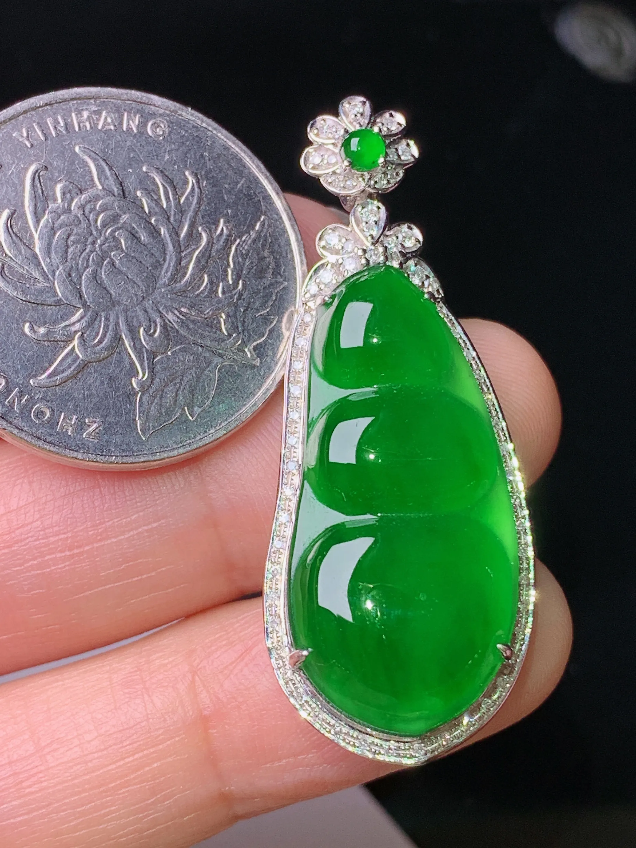 18k金钻镶嵌满绿四季豆吊坠 玉质细腻 色泽清新艳丽 整体尺寸41.8*16.3*9