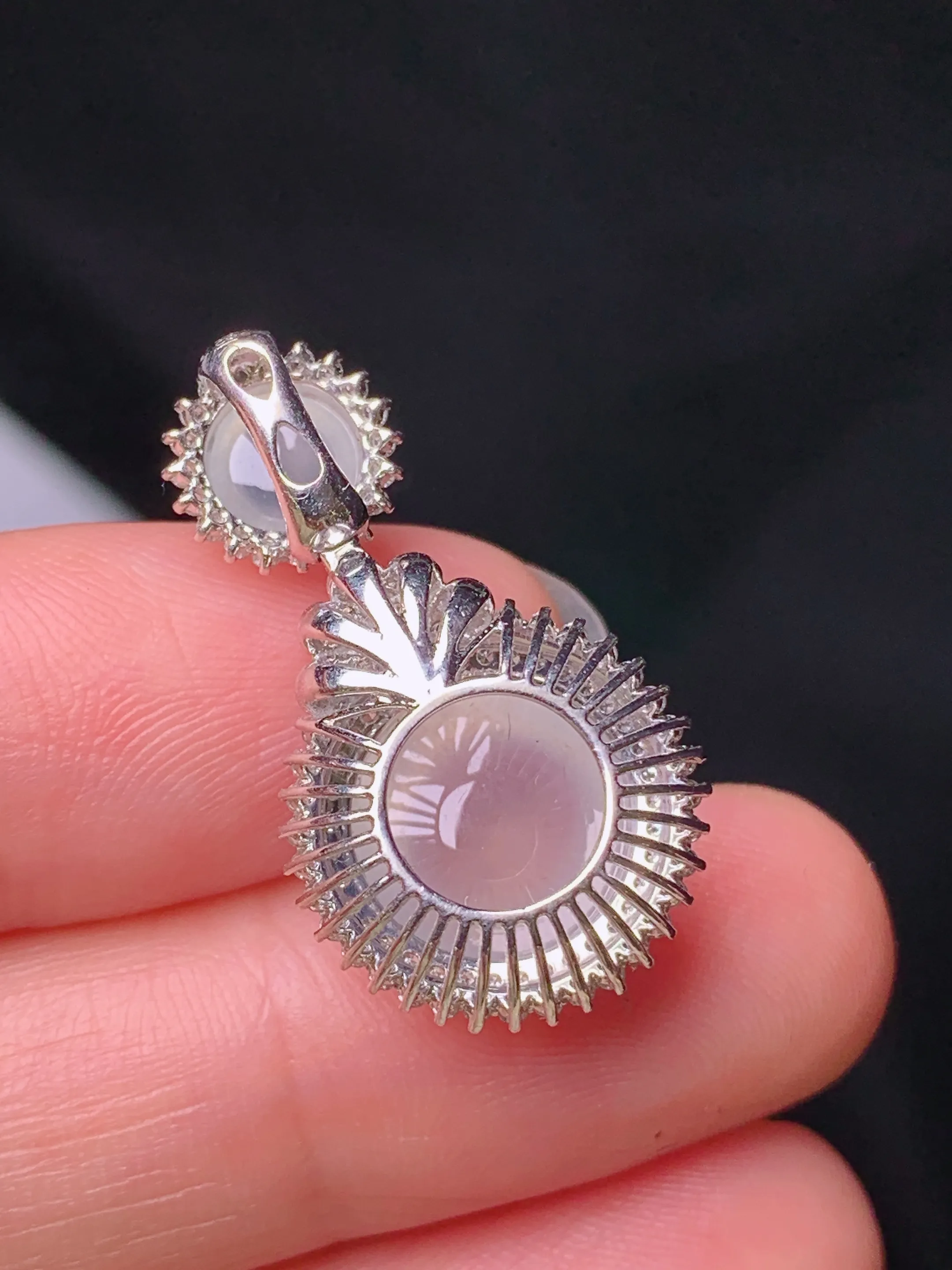 18k金钻镶嵌冰种蛋面吊坠 玉质细腻 色泽清新艳丽 整体尺寸27*15*11