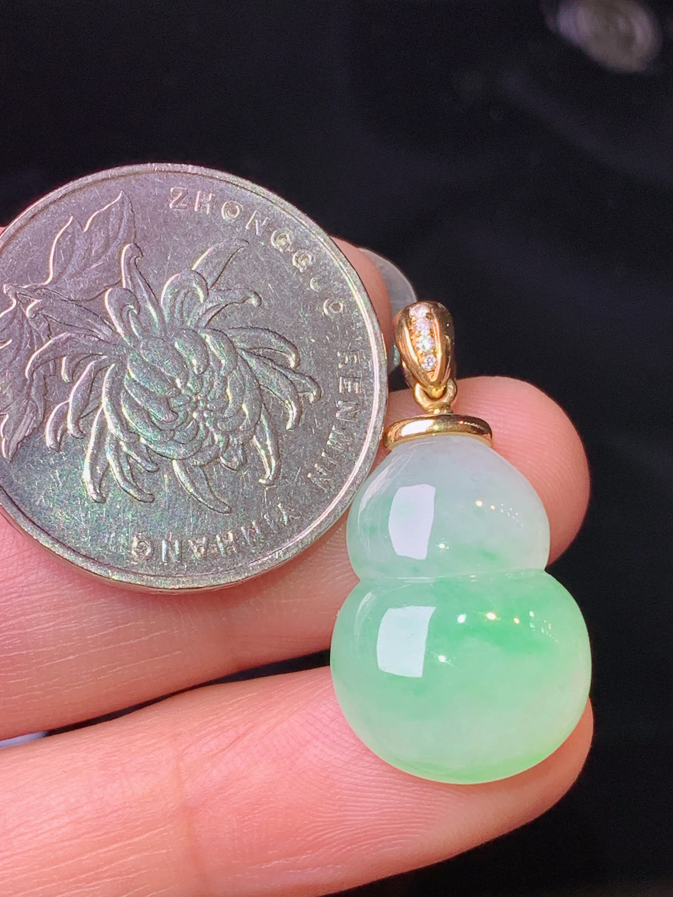 18k金钻镶嵌飘绿葫芦吊坠 玉质细腻 色泽清新艳丽 整体尺寸28*14.6*6