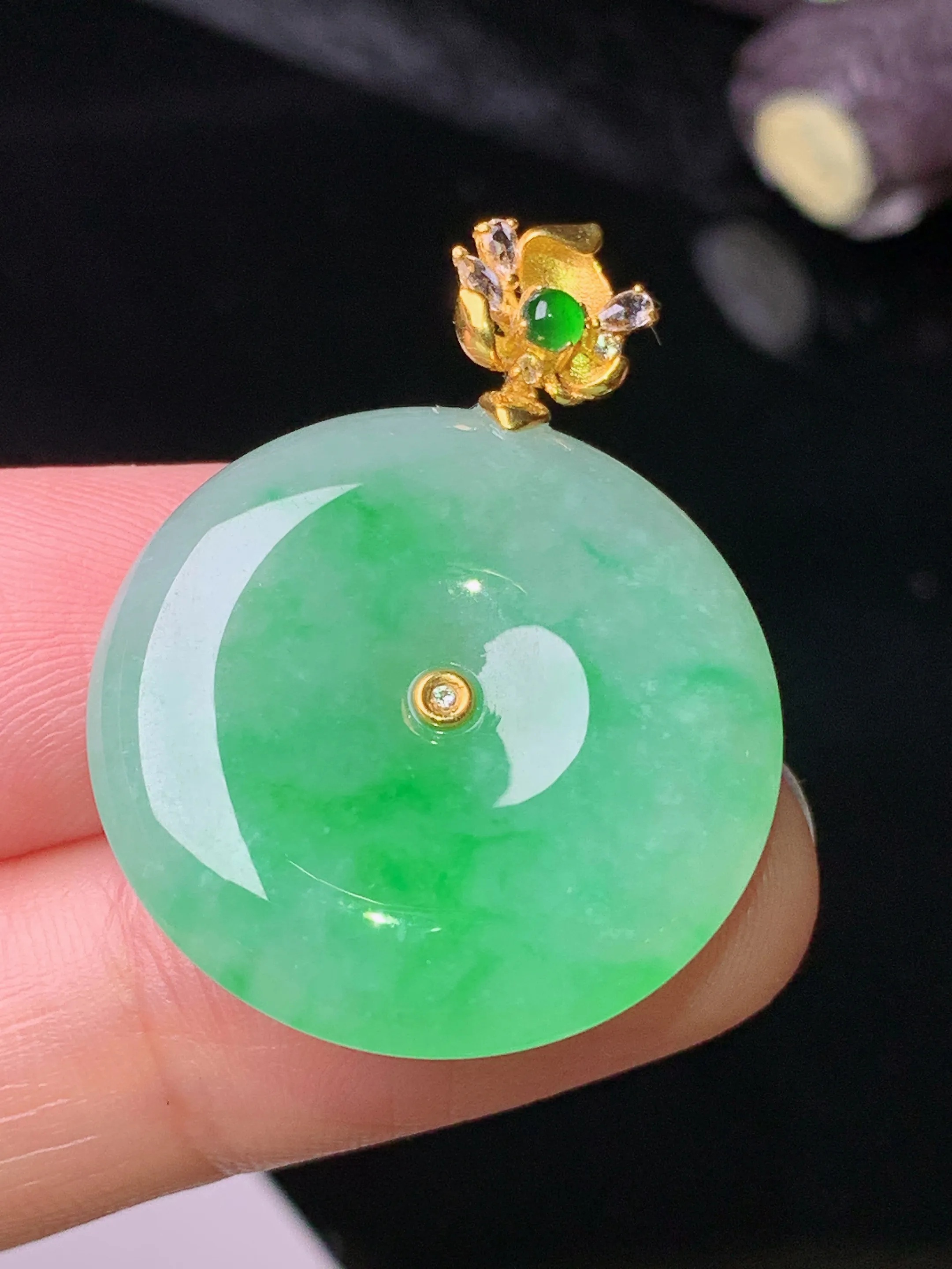 18k金钻镶嵌翠绿平安扣吊坠 玉质细腻 色泽清新艳丽 整体尺寸31.5*23.9*5.6
