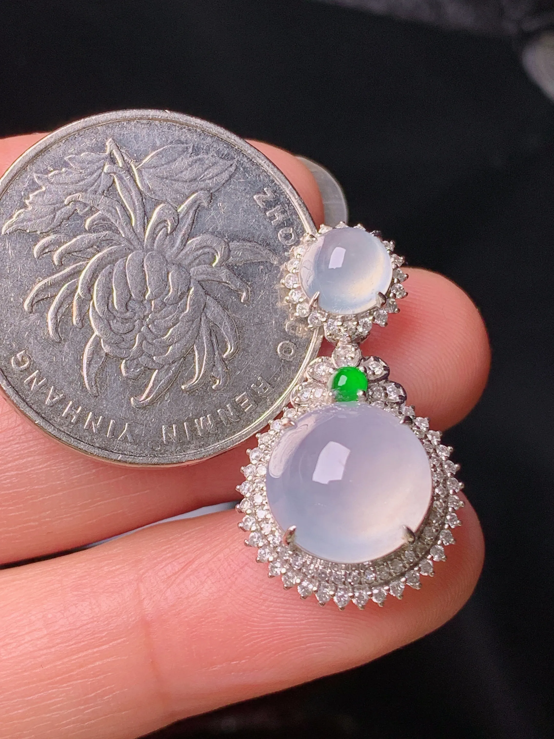 18k金钻镶嵌冰种蛋面吊坠 玉质细腻 色泽清新艳丽 整体尺寸27*15*11