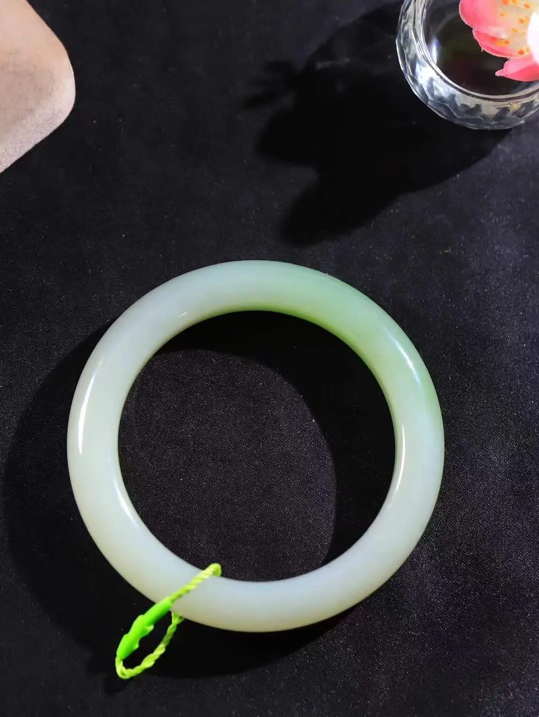 （一见钟情.手镯）

精品和田玉翠青手镯，玉质温和莹润，精光内蕴，手感舒适。整器简约，打磨光洁，让人爱不释手，料美艺精，萦绕于手，尽显高贵之姿。重69克 内径58.5mm尺寸12.5-10.2mm   FDA-101102173