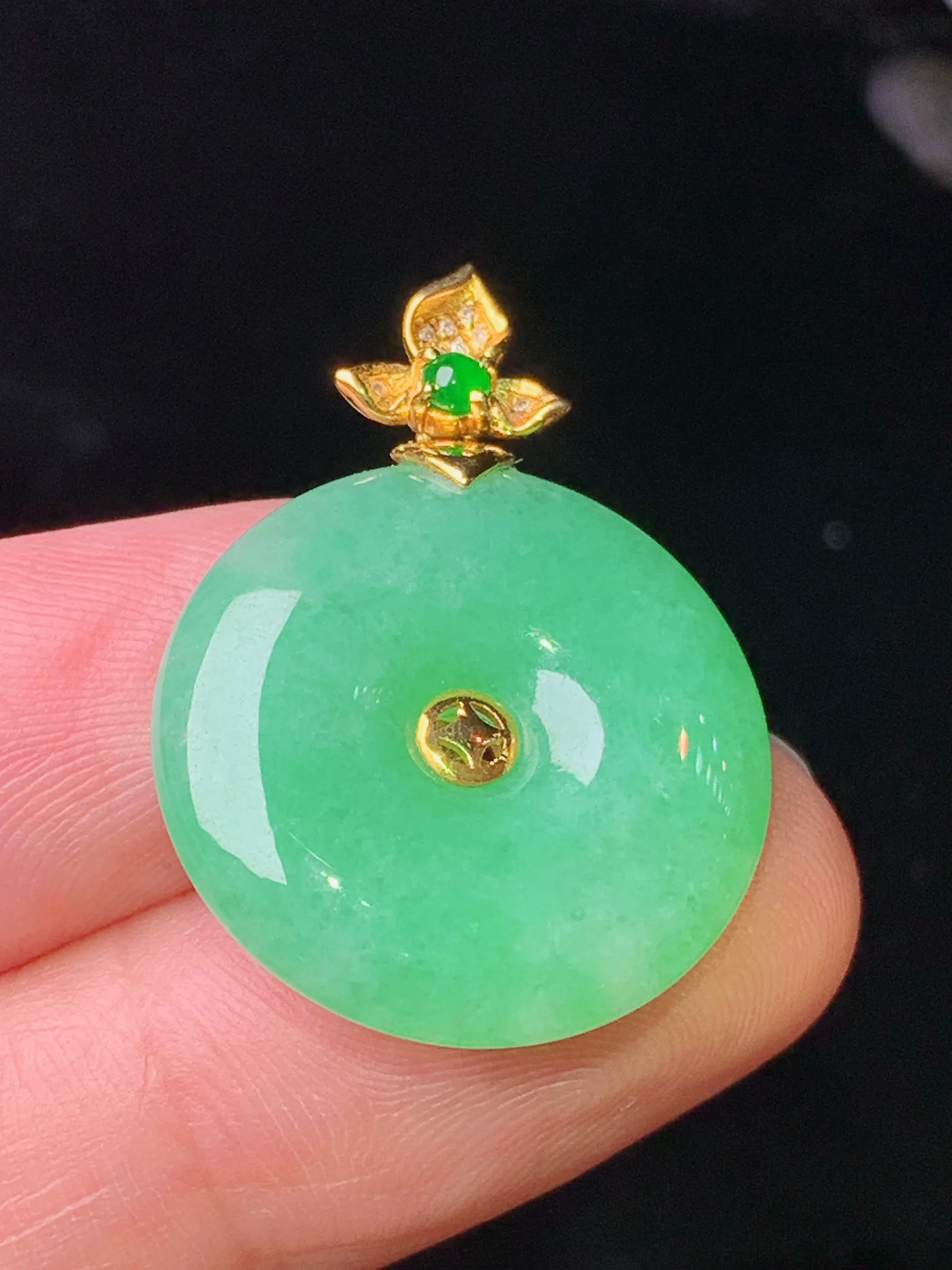 18k金钻镶嵌翠绿平安扣吊坠 玉质细腻 色泽清新艳丽 整体尺寸28.5*20.3*5
